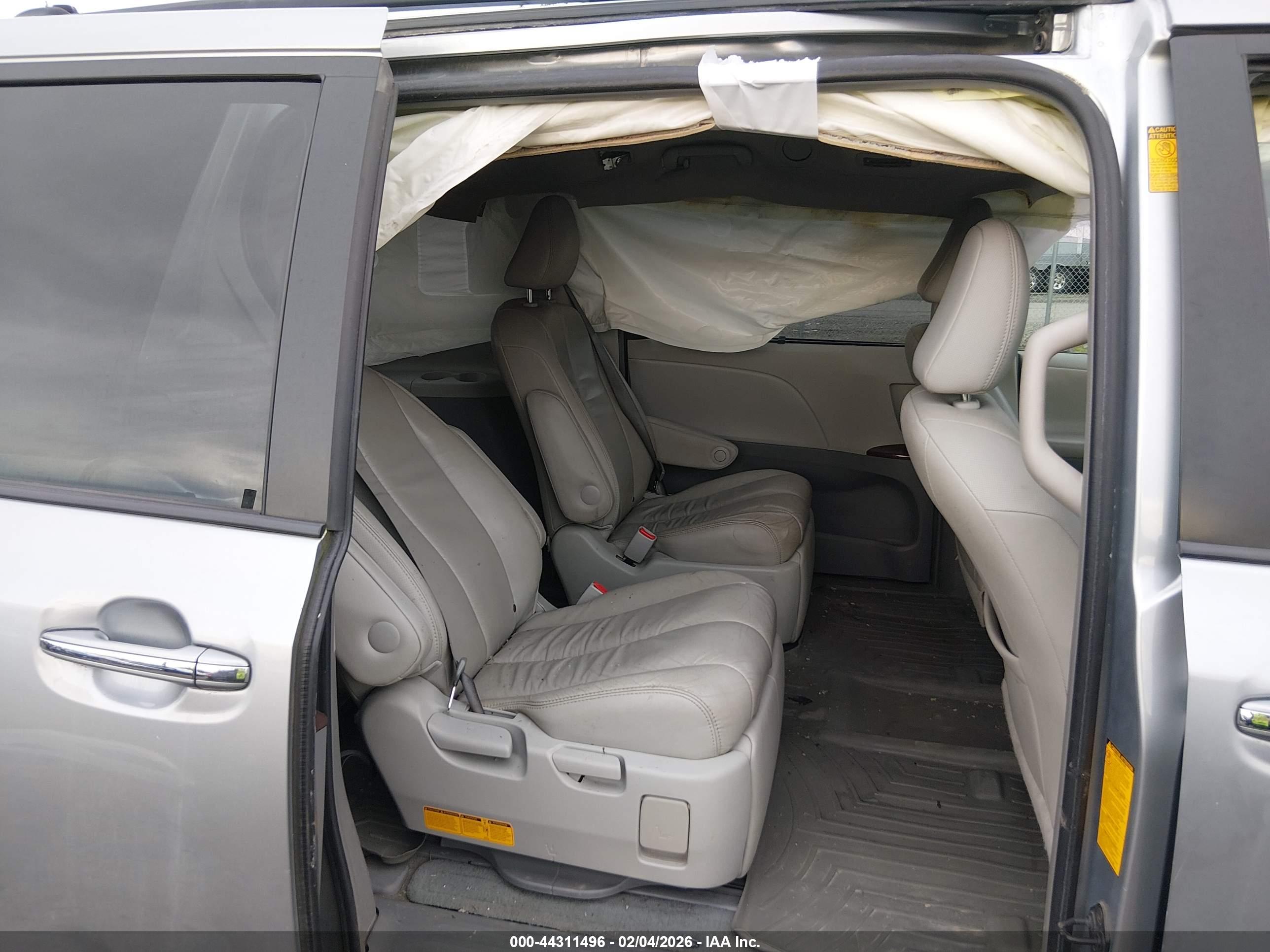 TOYOTA SIENNA image 8