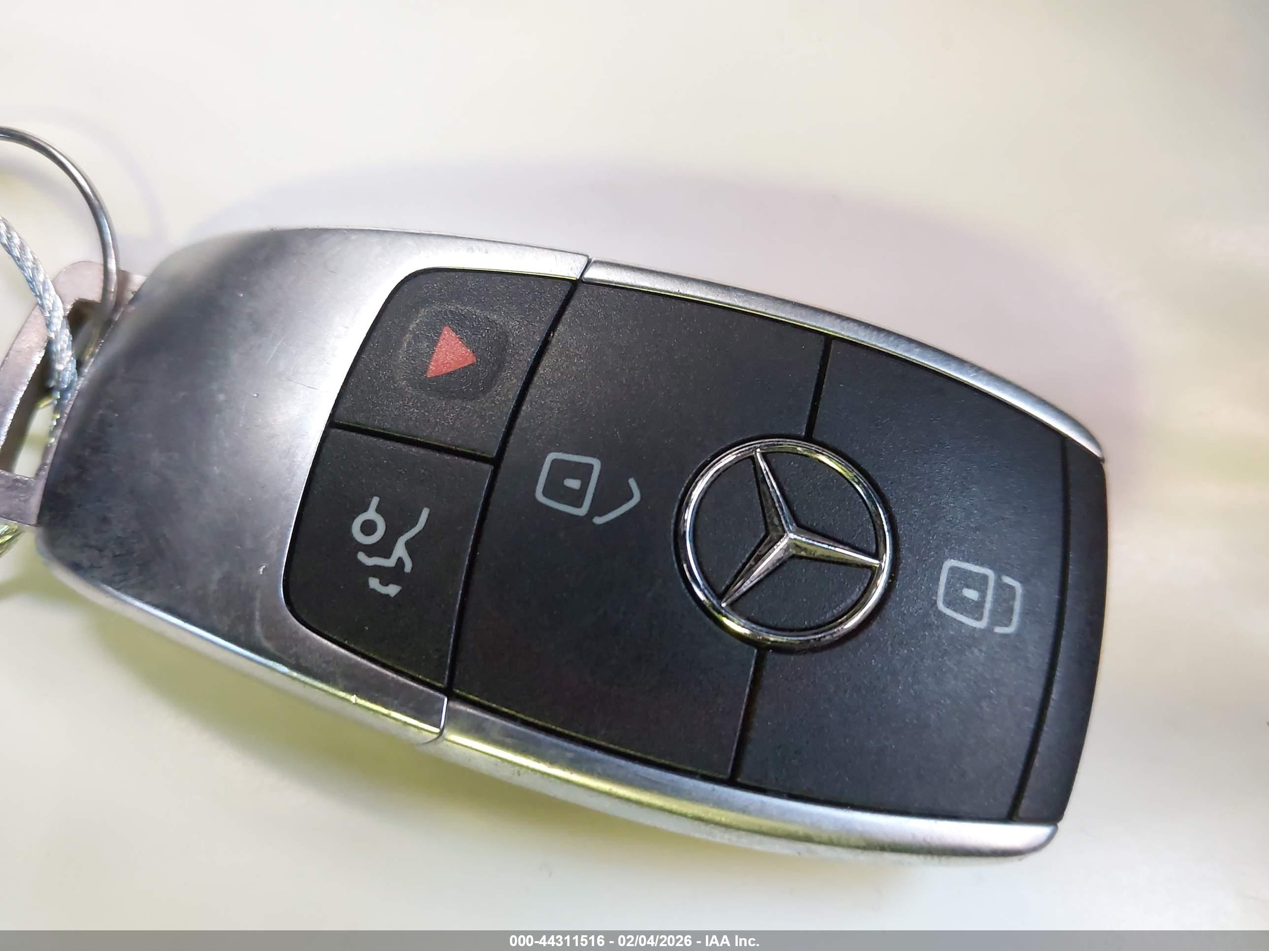 MERCEDES-BENZ GLC image 11