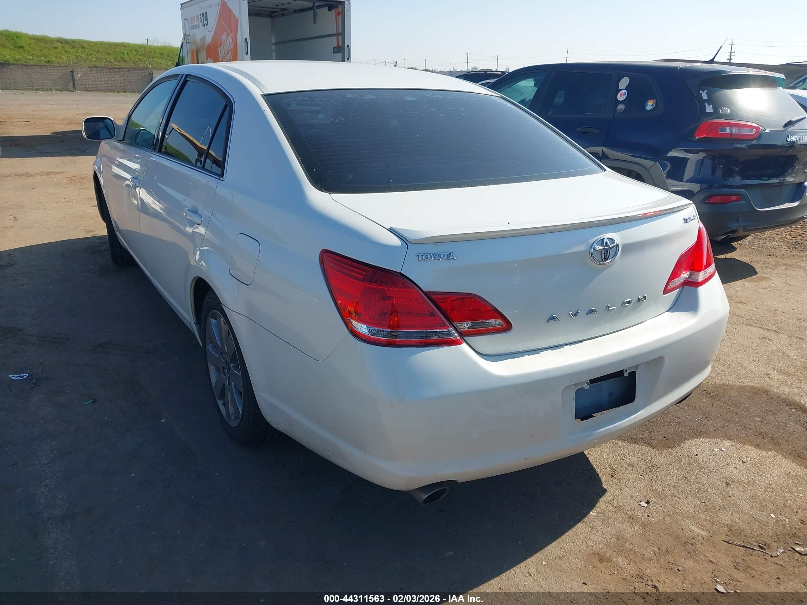 TOYOTA AVALON image 3