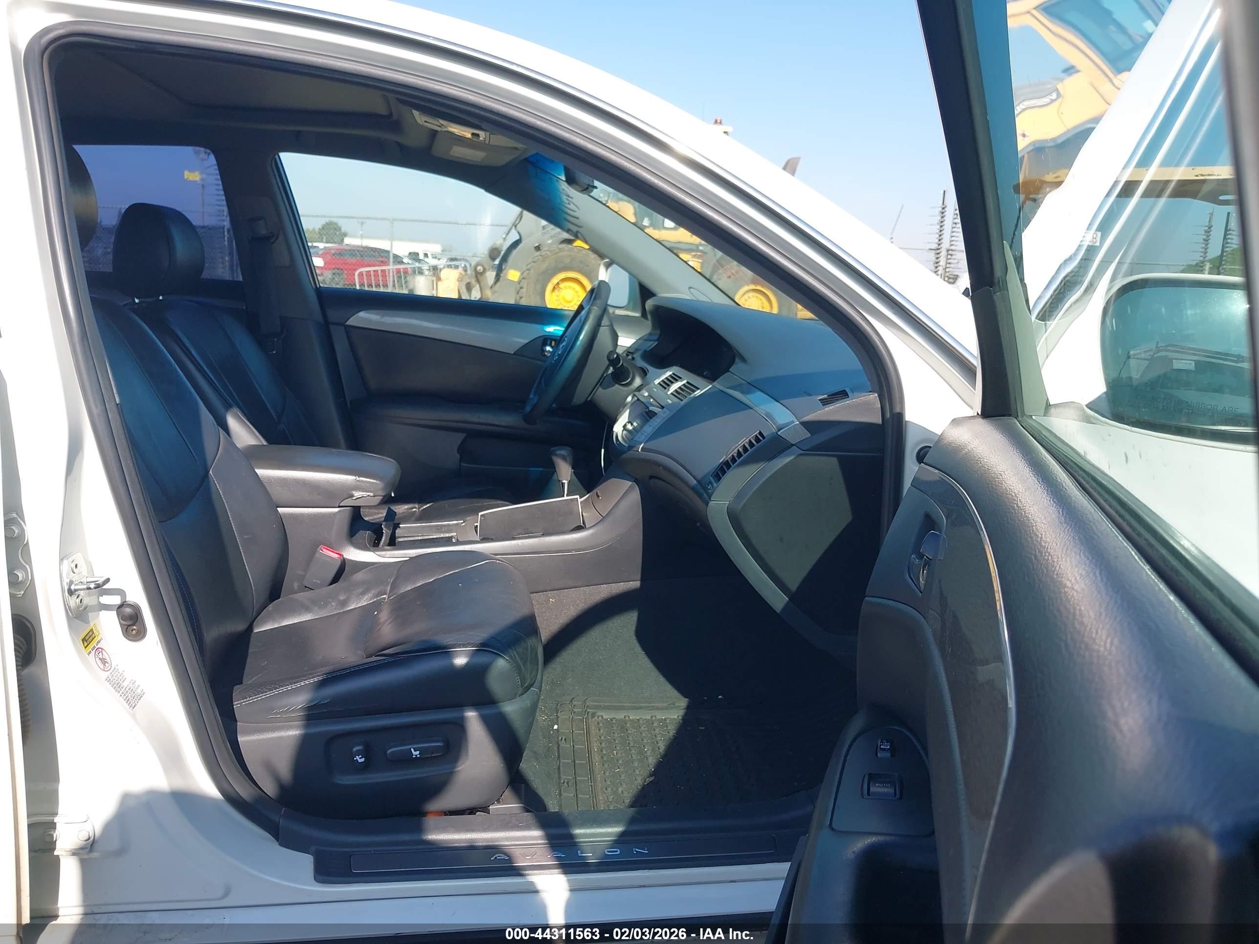 TOYOTA AVALON image 5