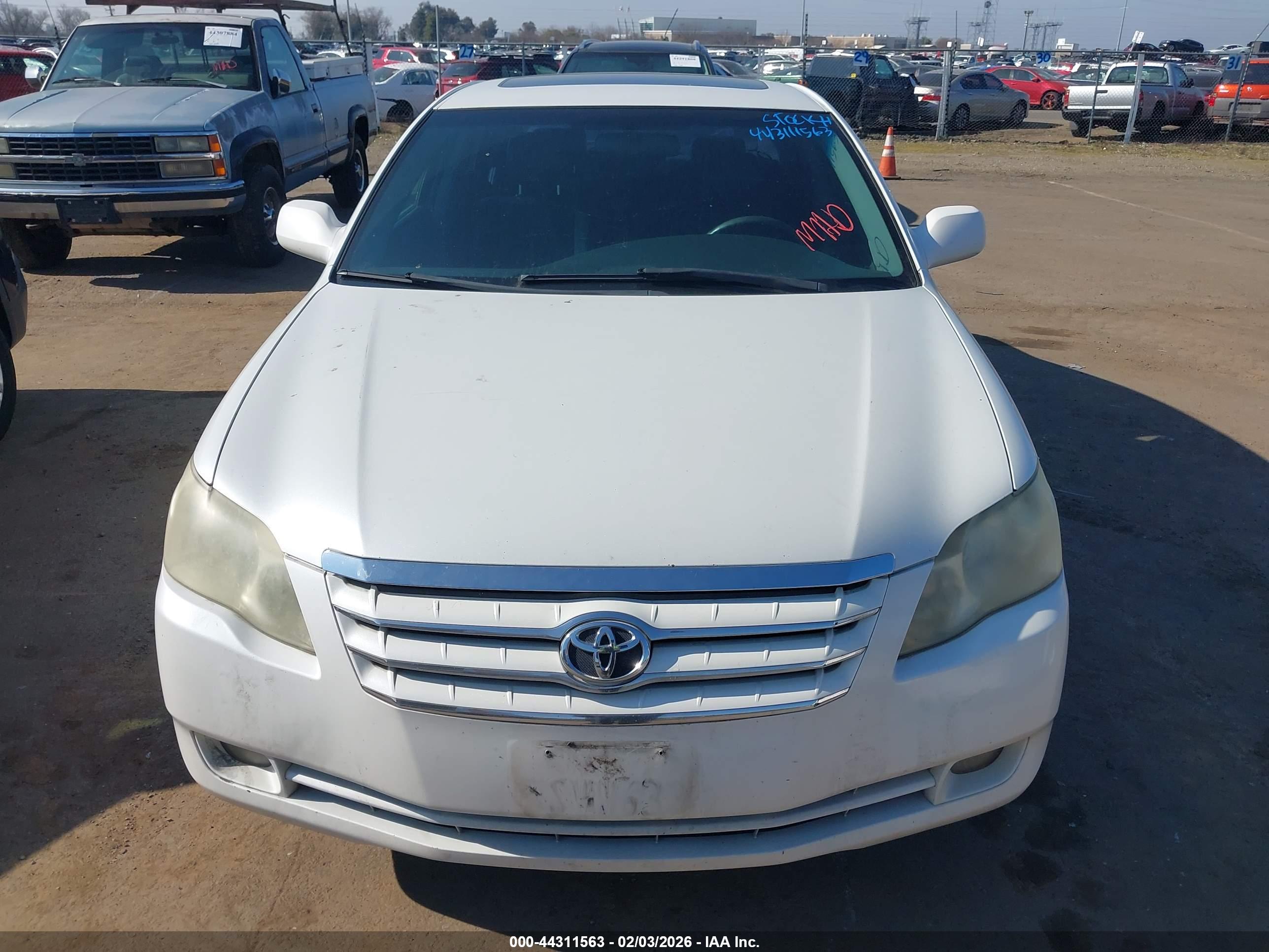 TOYOTA AVALON image 6
