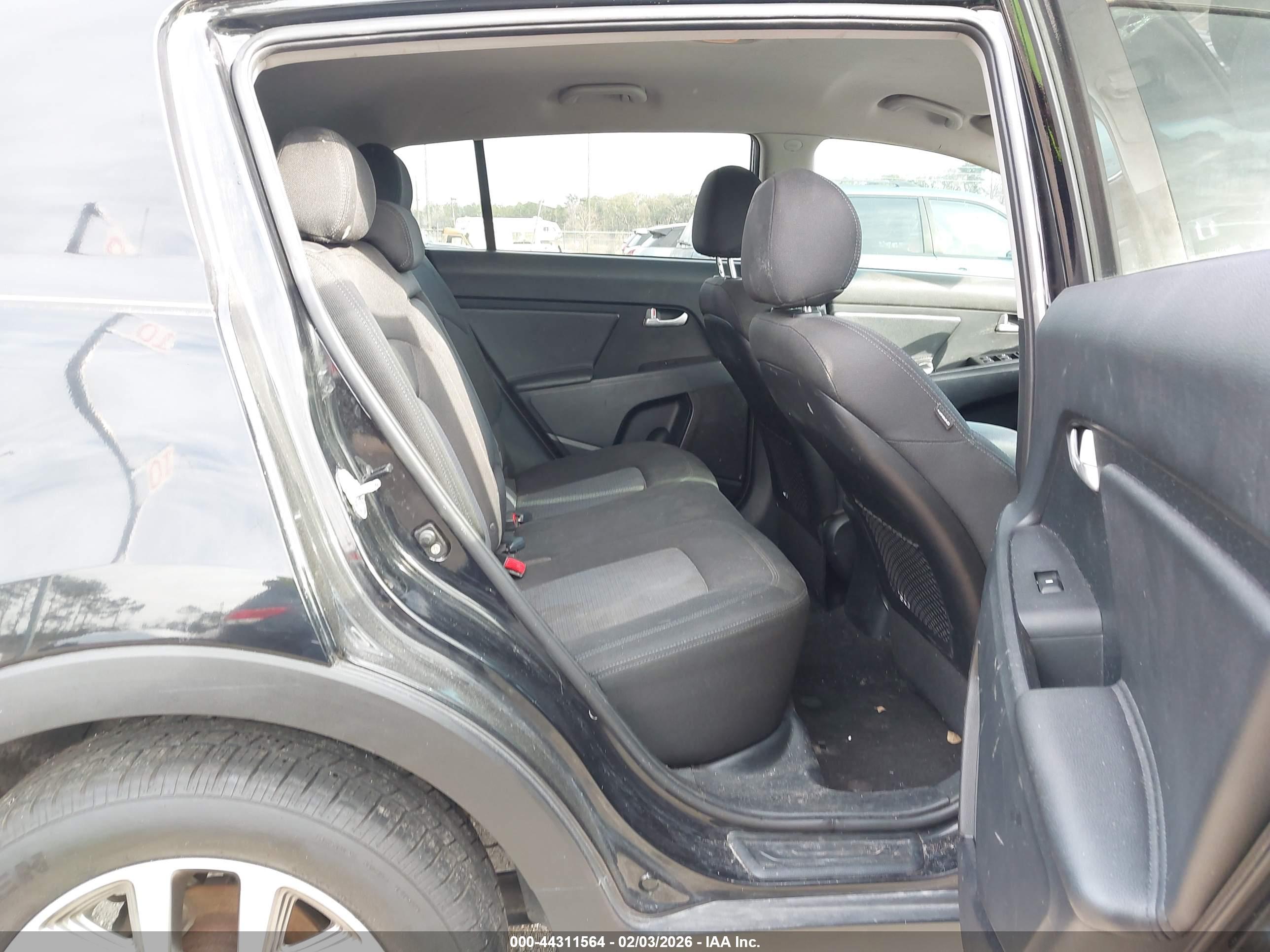 KIA SPORTAGE image 8