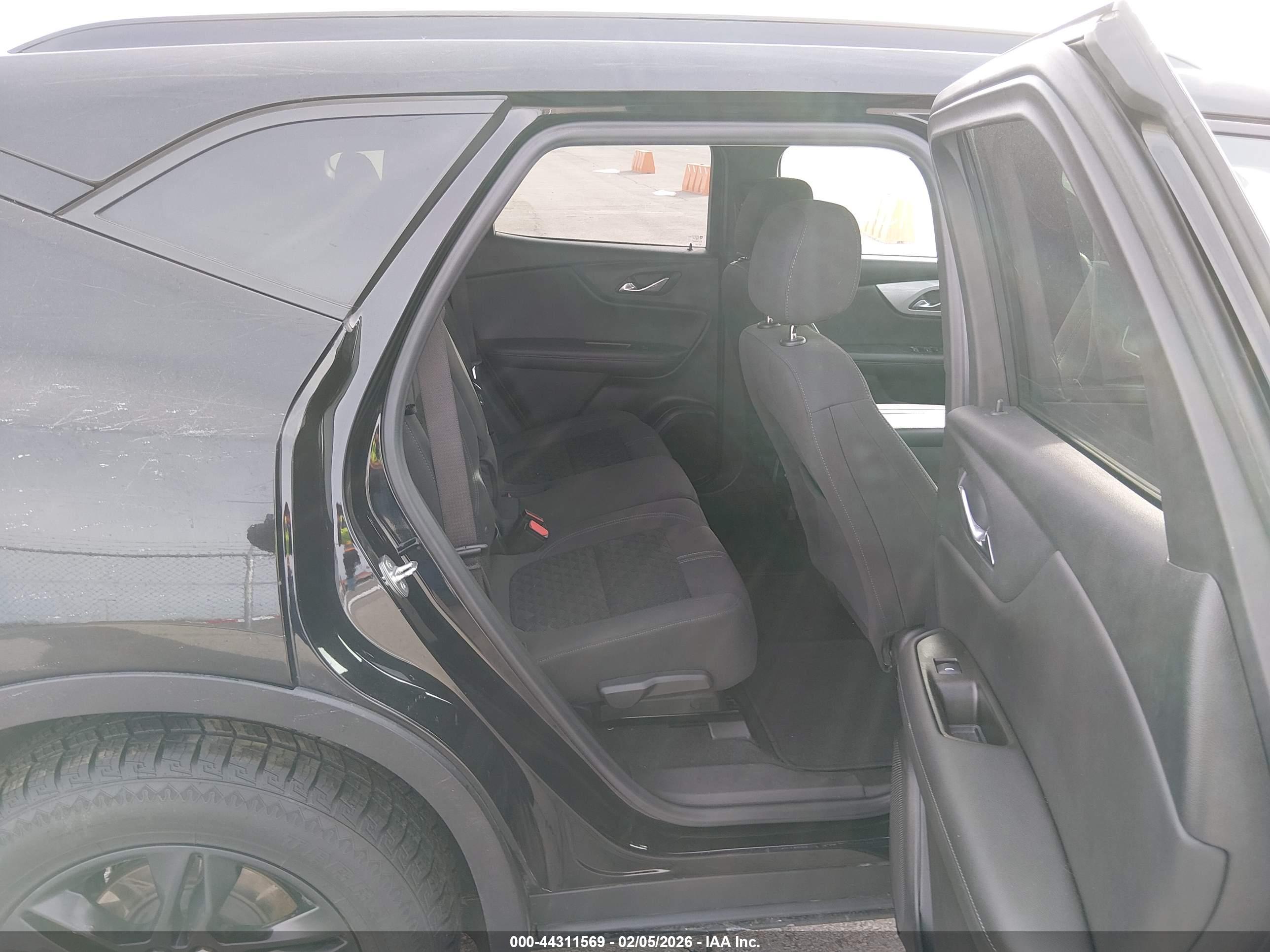 CHEVROLET BLAZER image 8