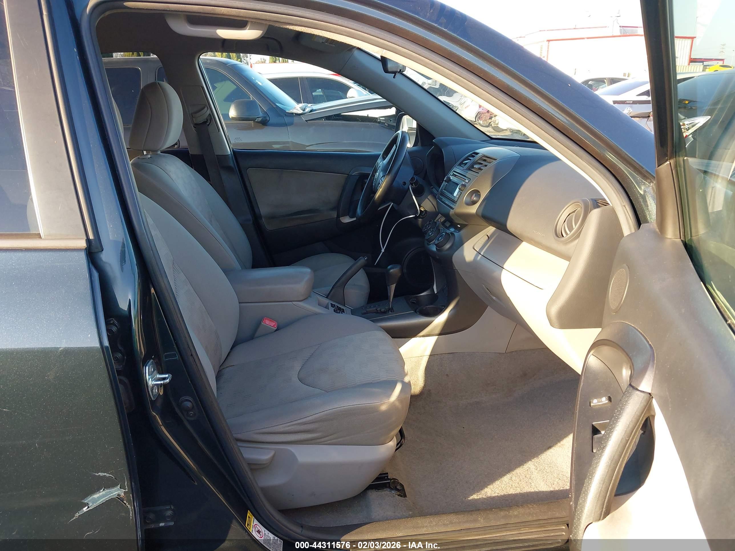 TOYOTA RAV4 image 5