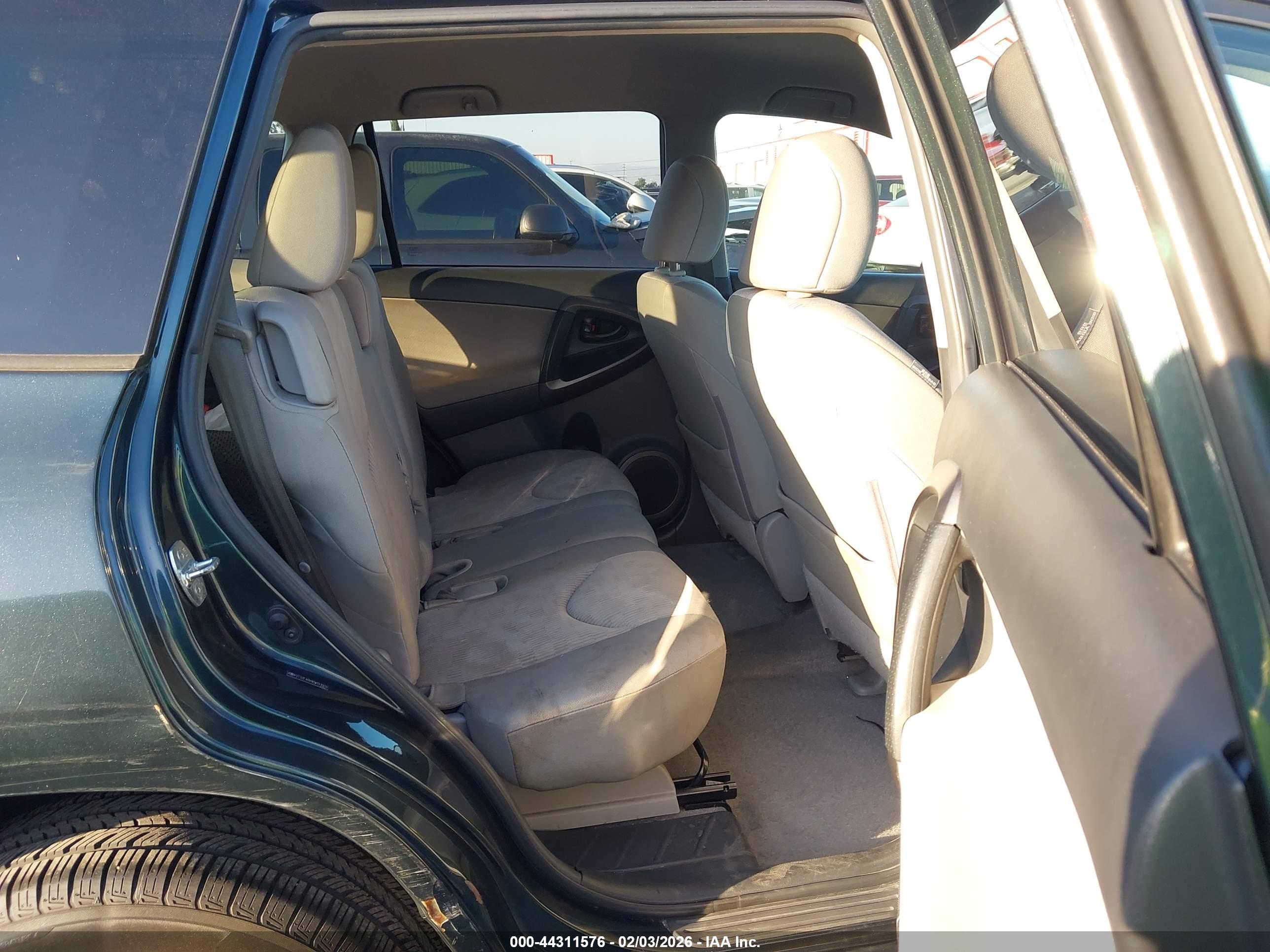 TOYOTA RAV4 image 8