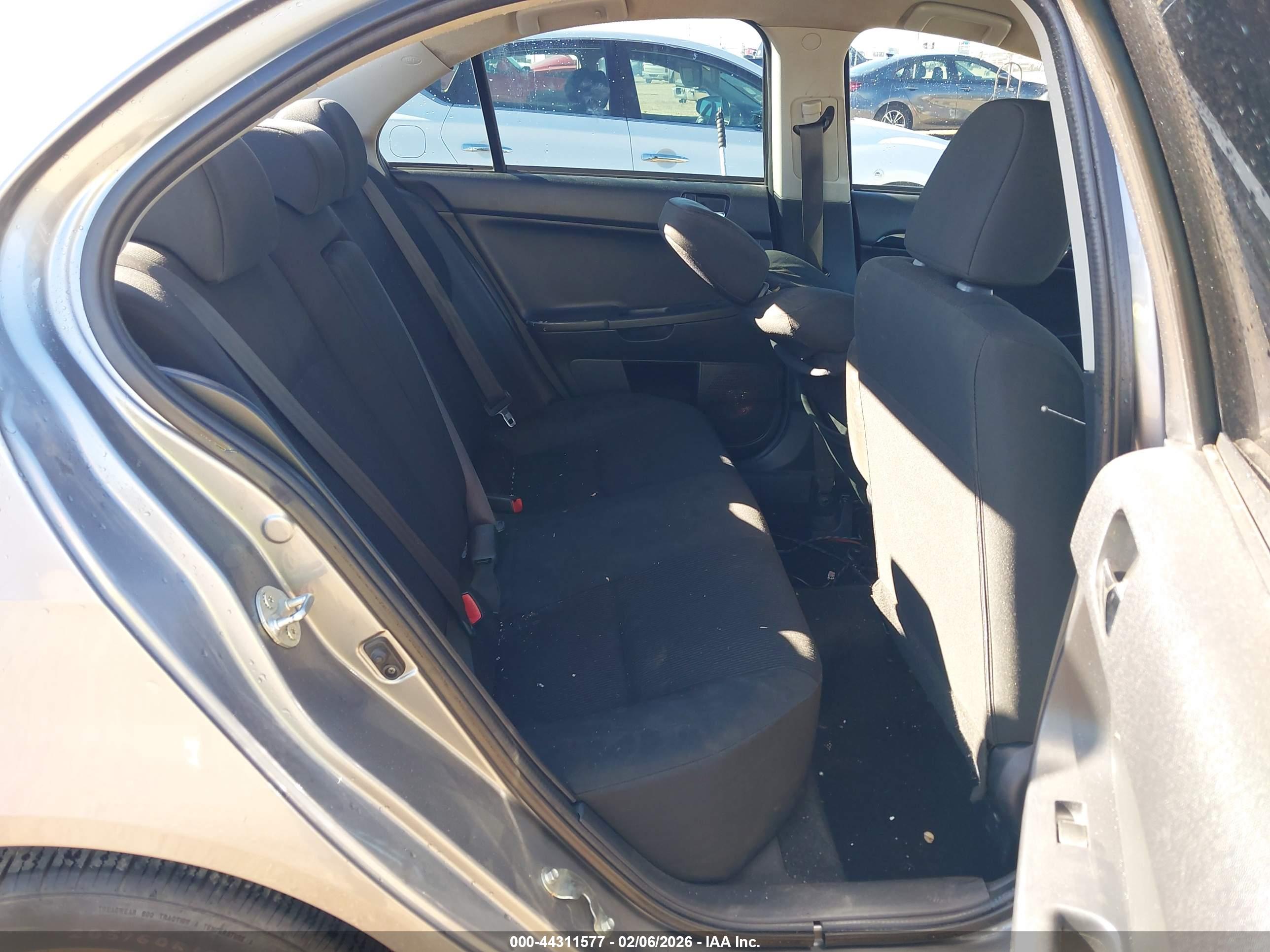MITSUBISHI LANCER image 8