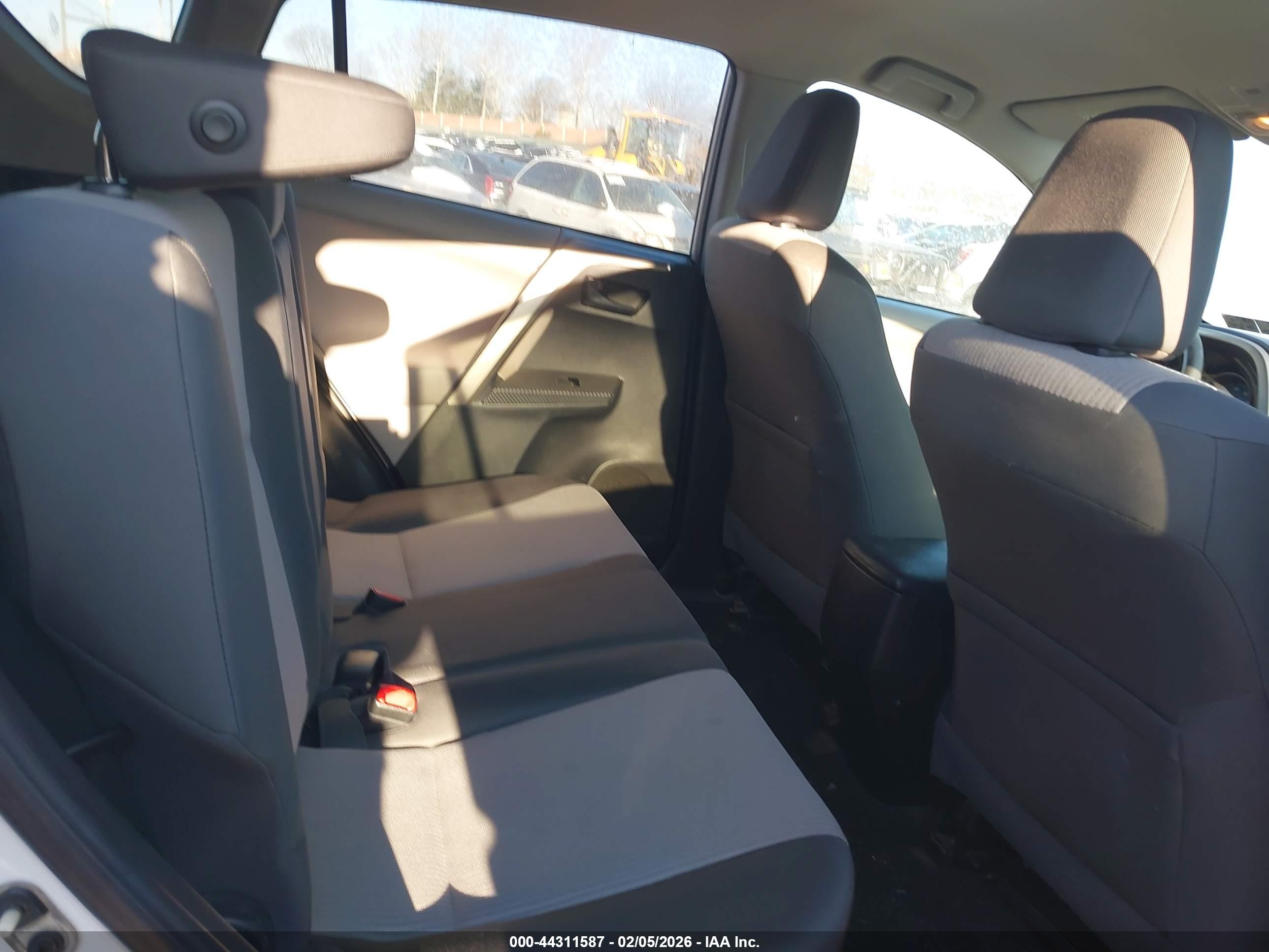 TOYOTA RAV4 image 8