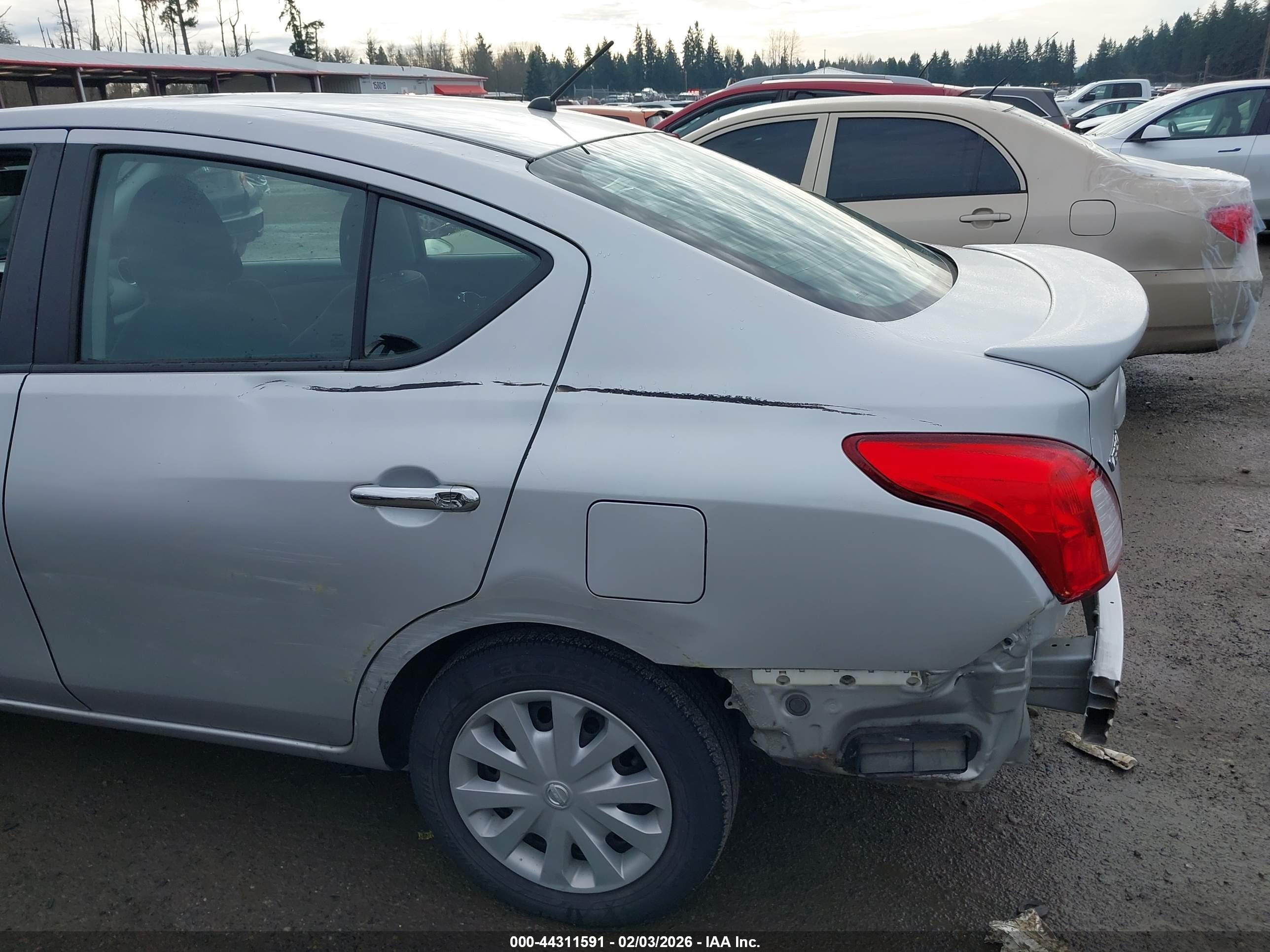 NISSAN VERSA image 6