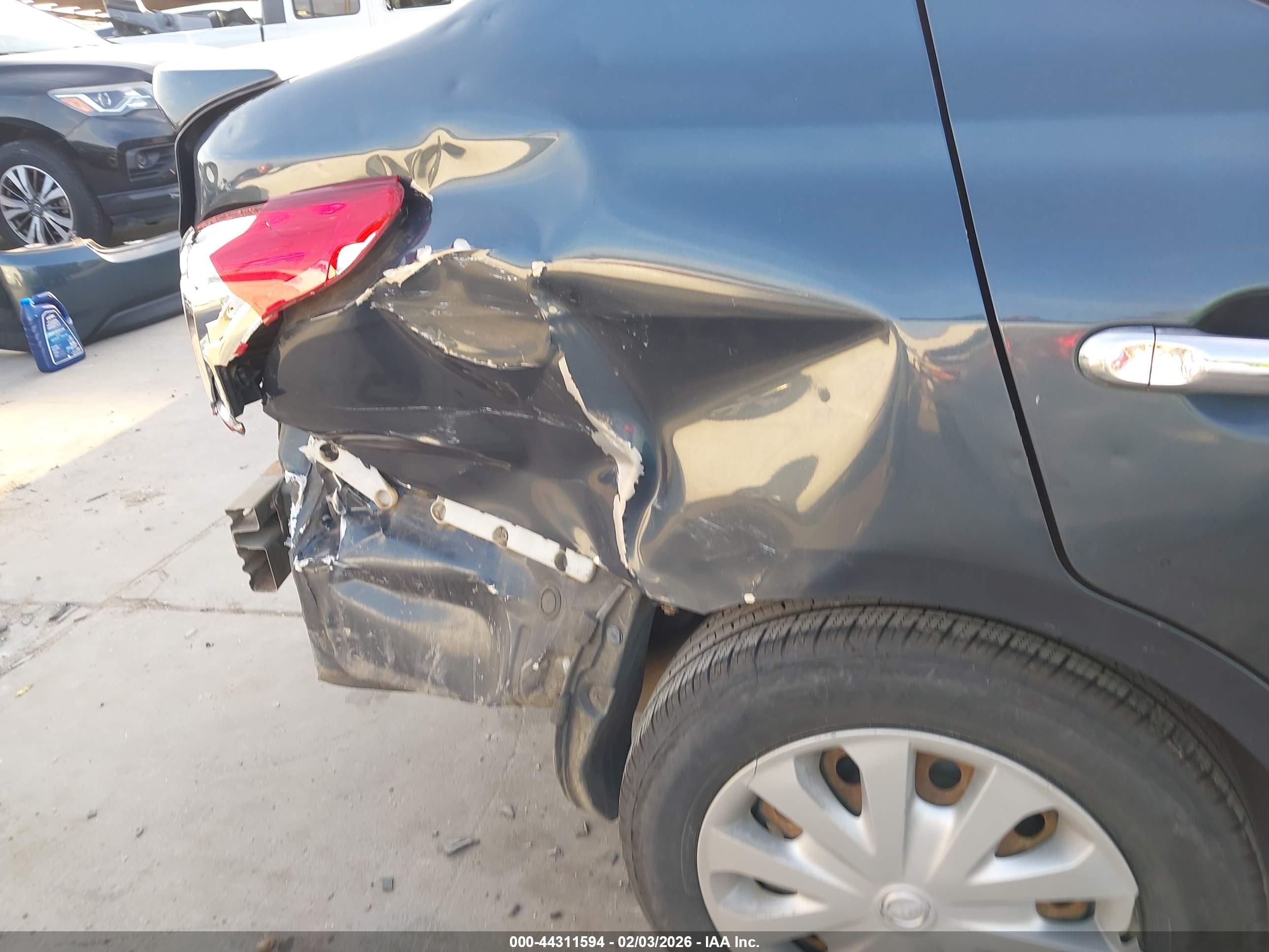 NISSAN VERSA image 6