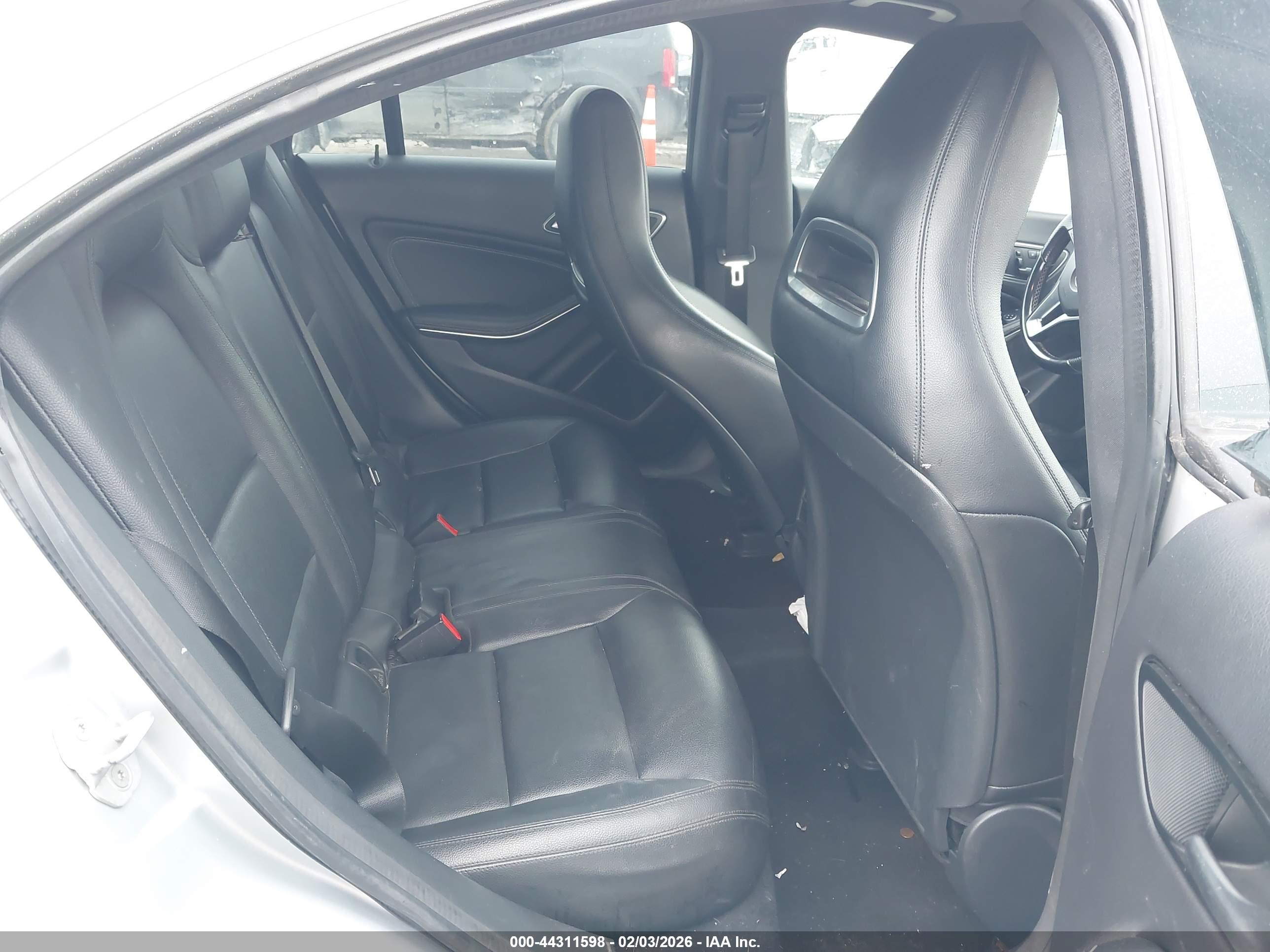 MERCEDES-BENZ CLA image 8
