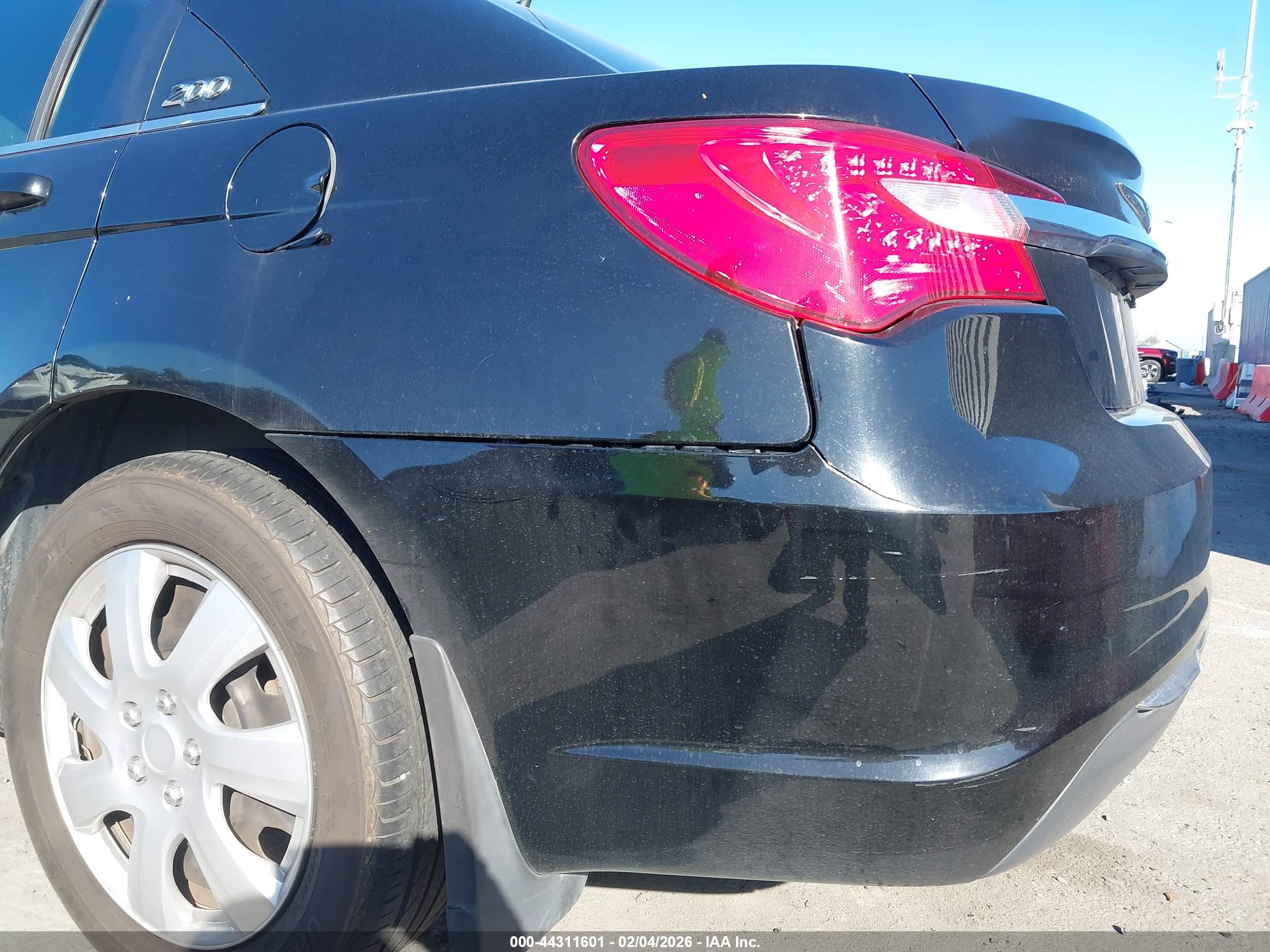 CHRYSLER 200 image 6