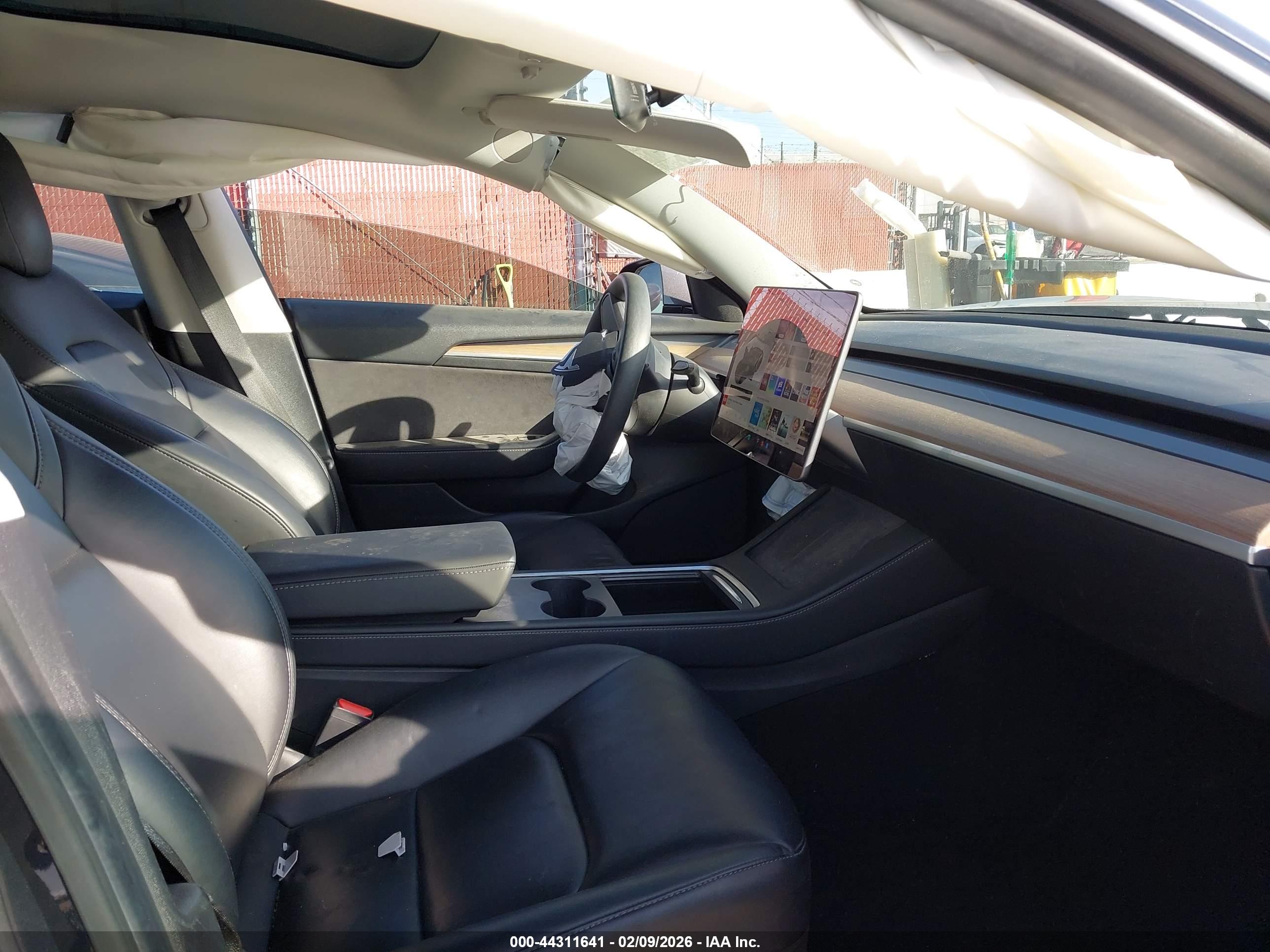 TESLA MODEL image 5