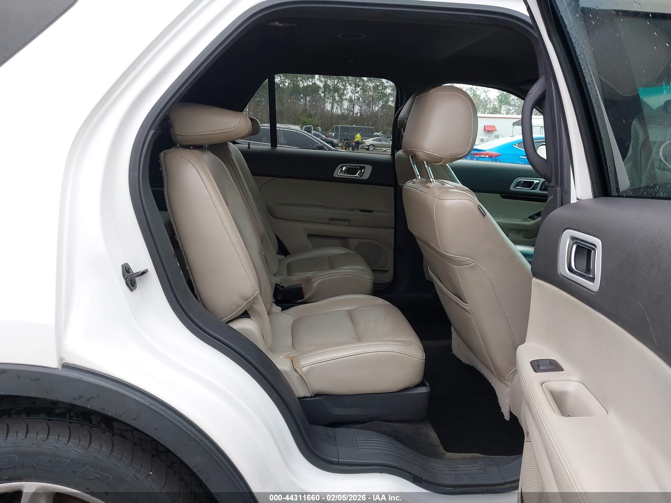 FORD EXPLORER image 8