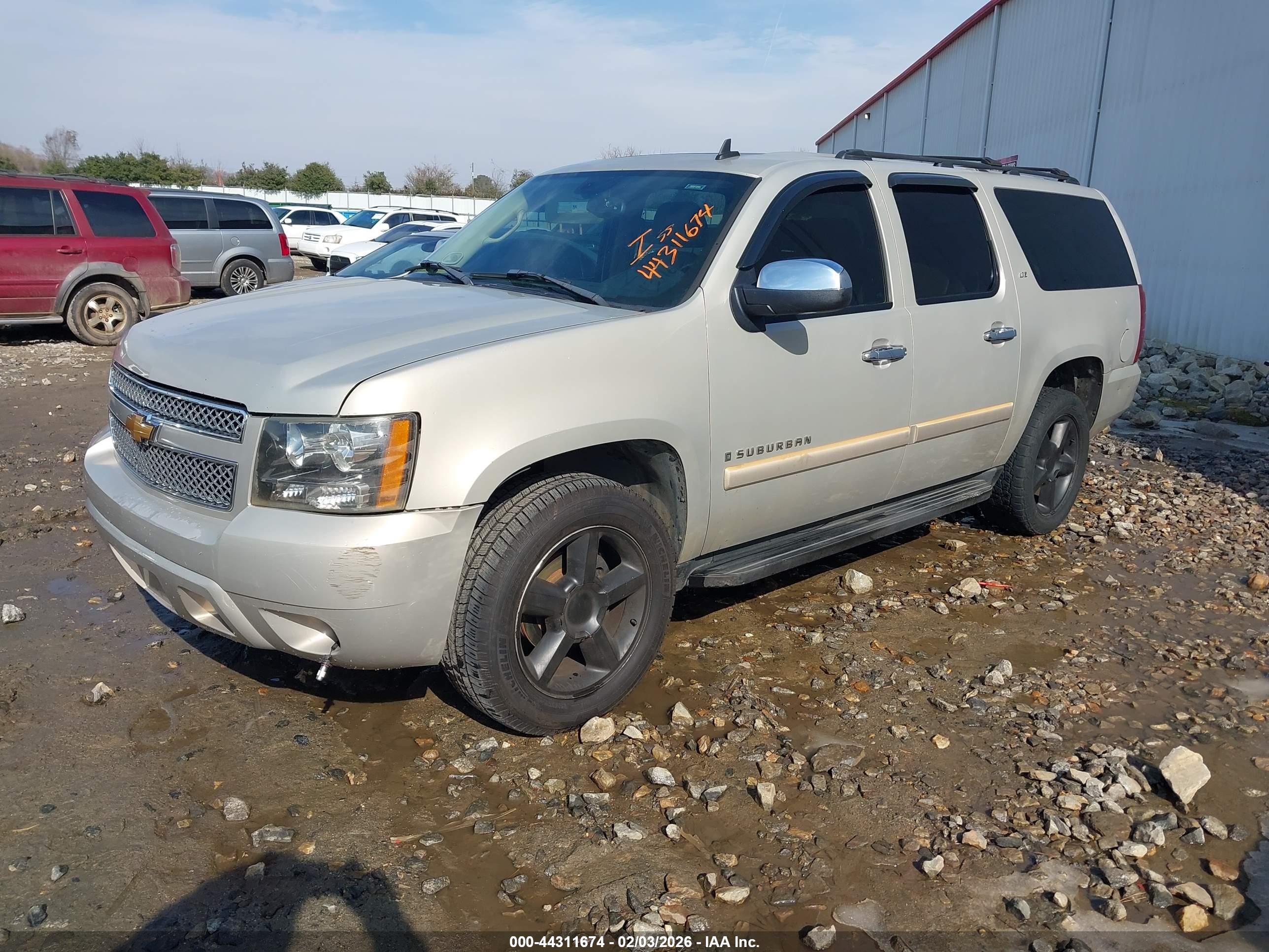CHEVROLET SUBURBAN image 2