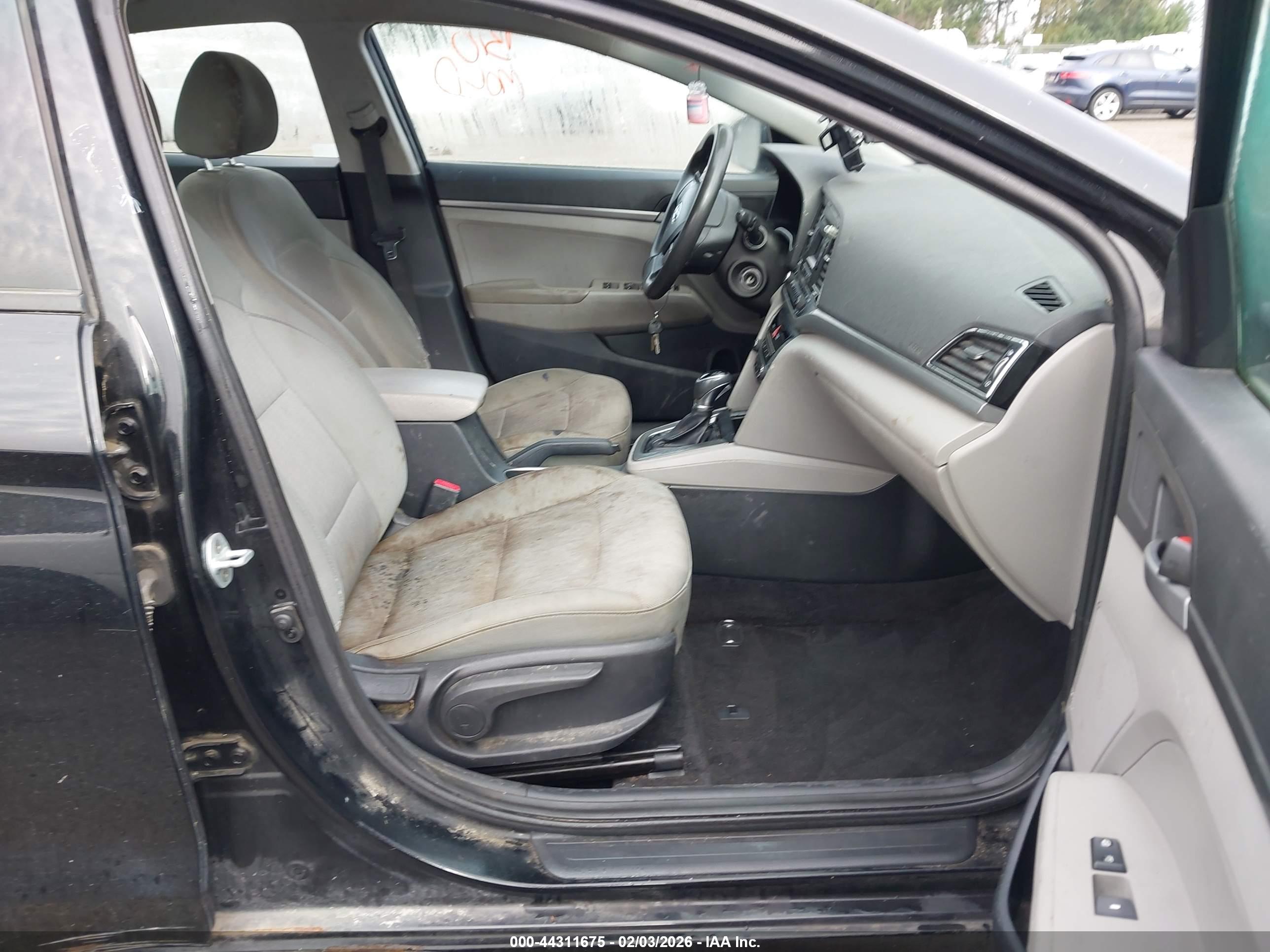 HYUNDAI ELANTRA image 5