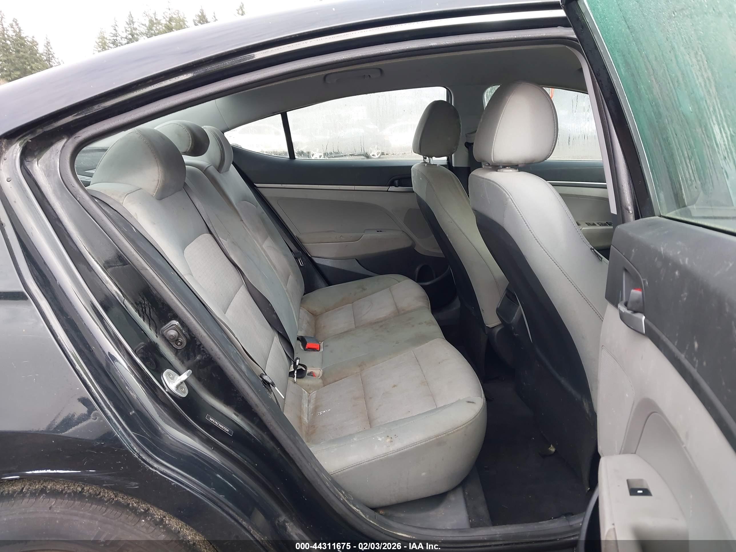HYUNDAI ELANTRA image 8