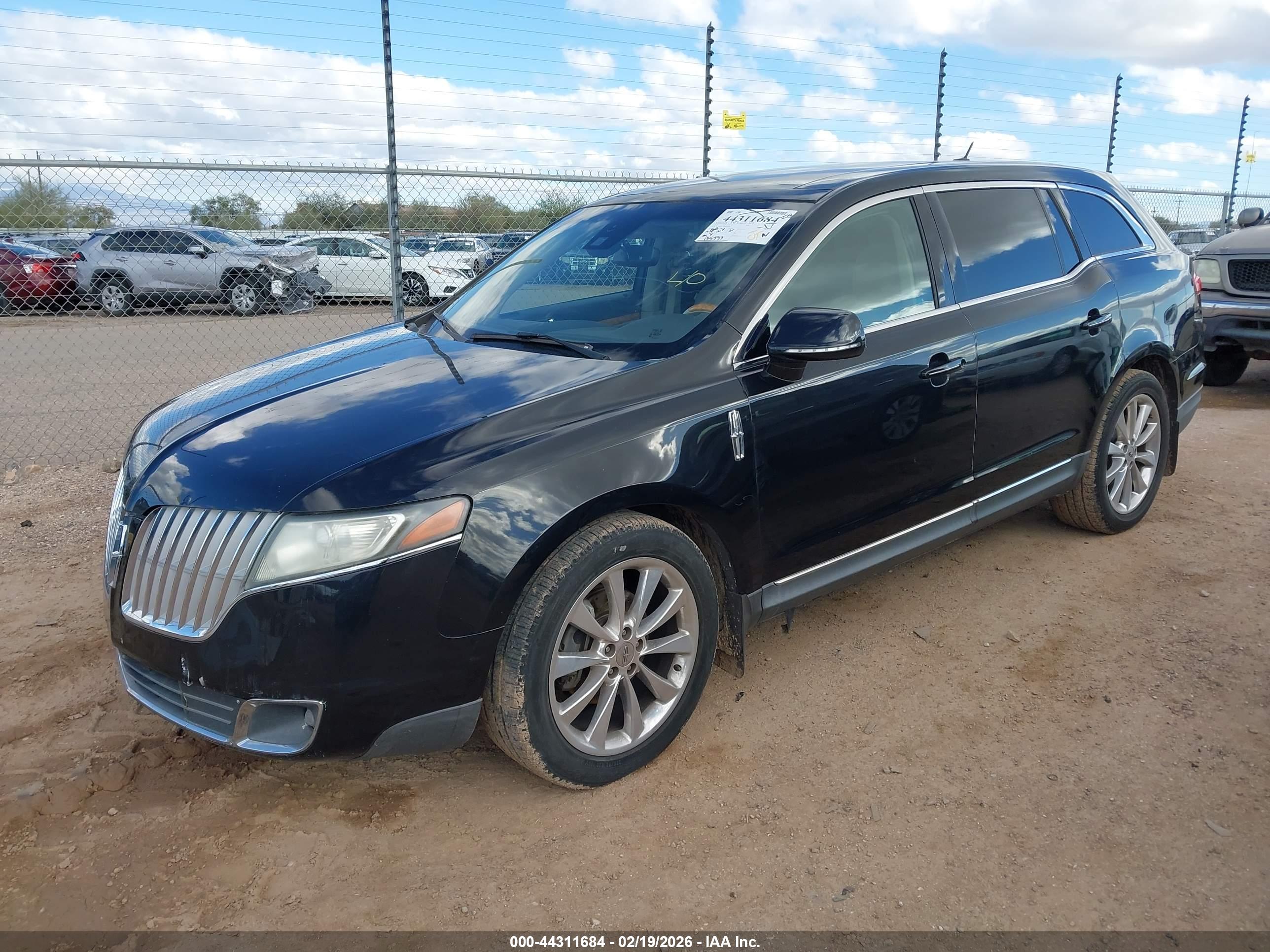 LINCOLN MKT image 2