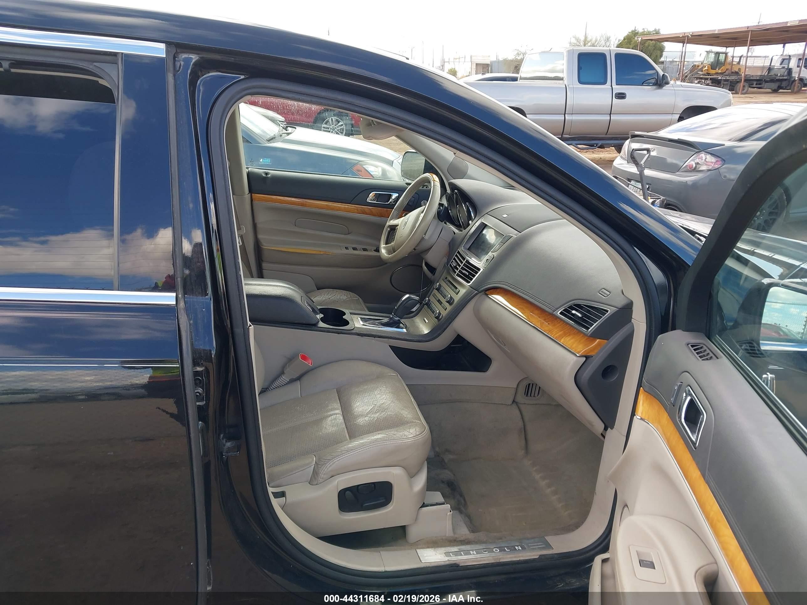LINCOLN MKT image 5