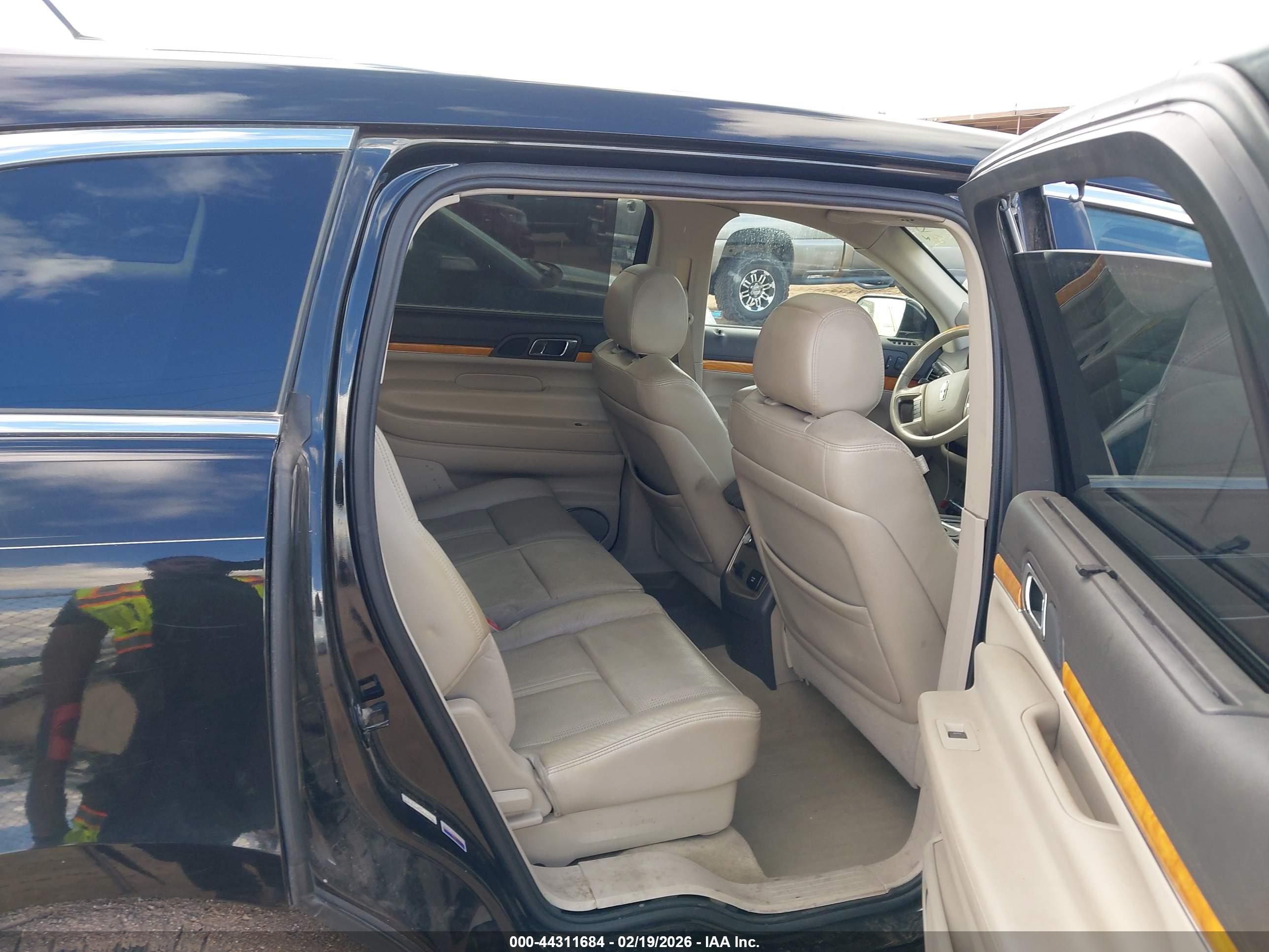 LINCOLN MKT image 8