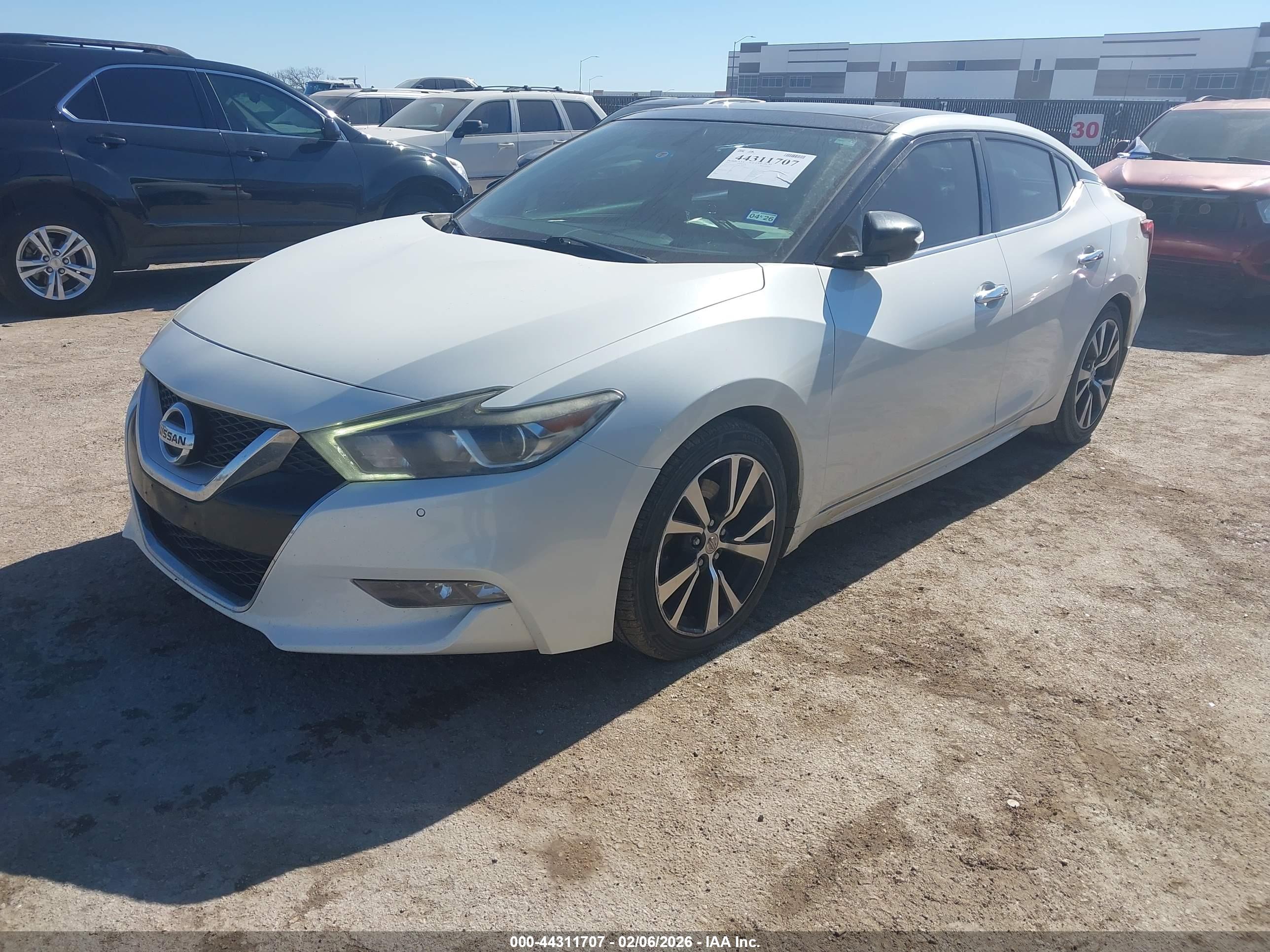 NISSAN MAXIMA image 2