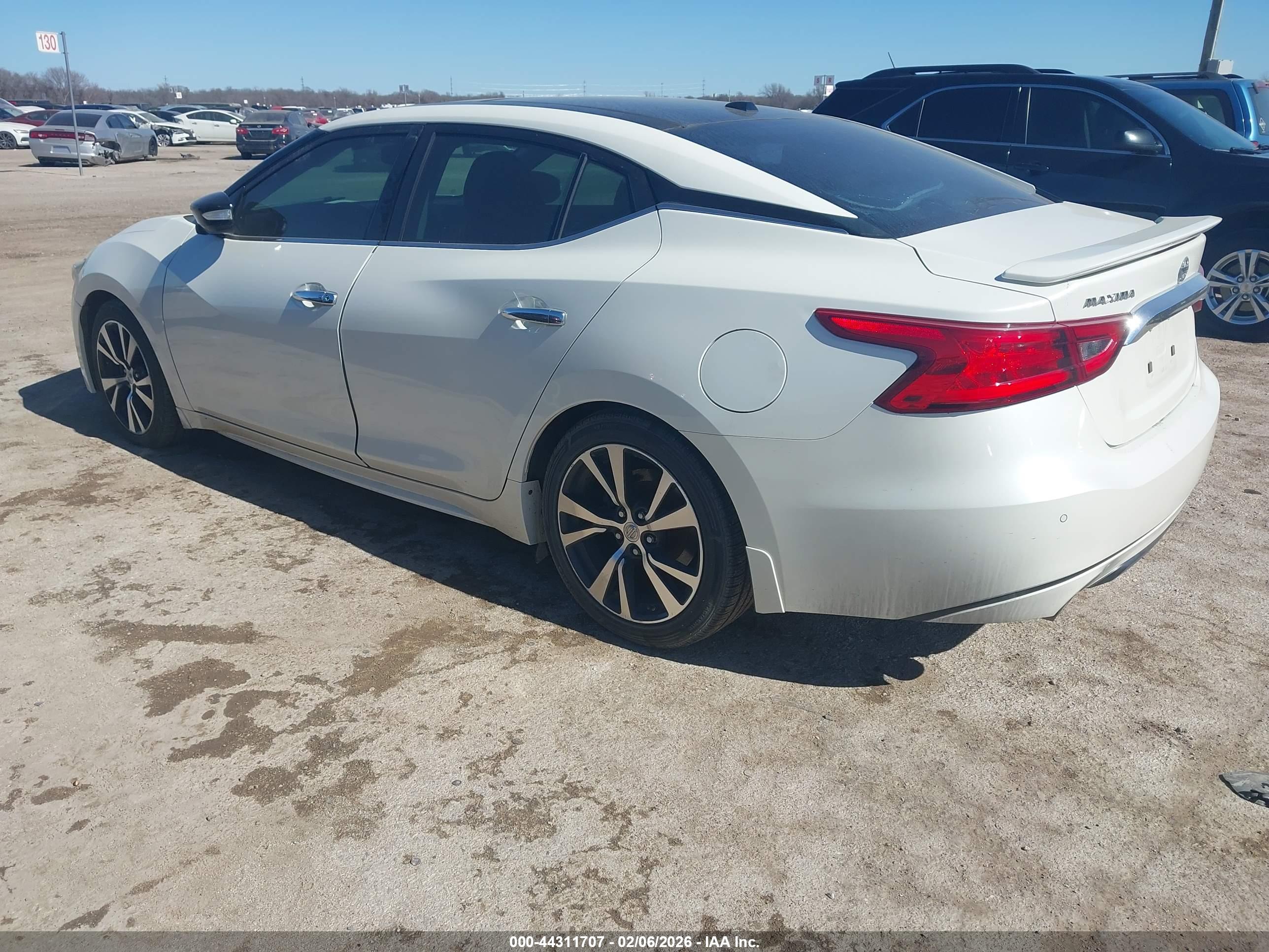 NISSAN MAXIMA image 3