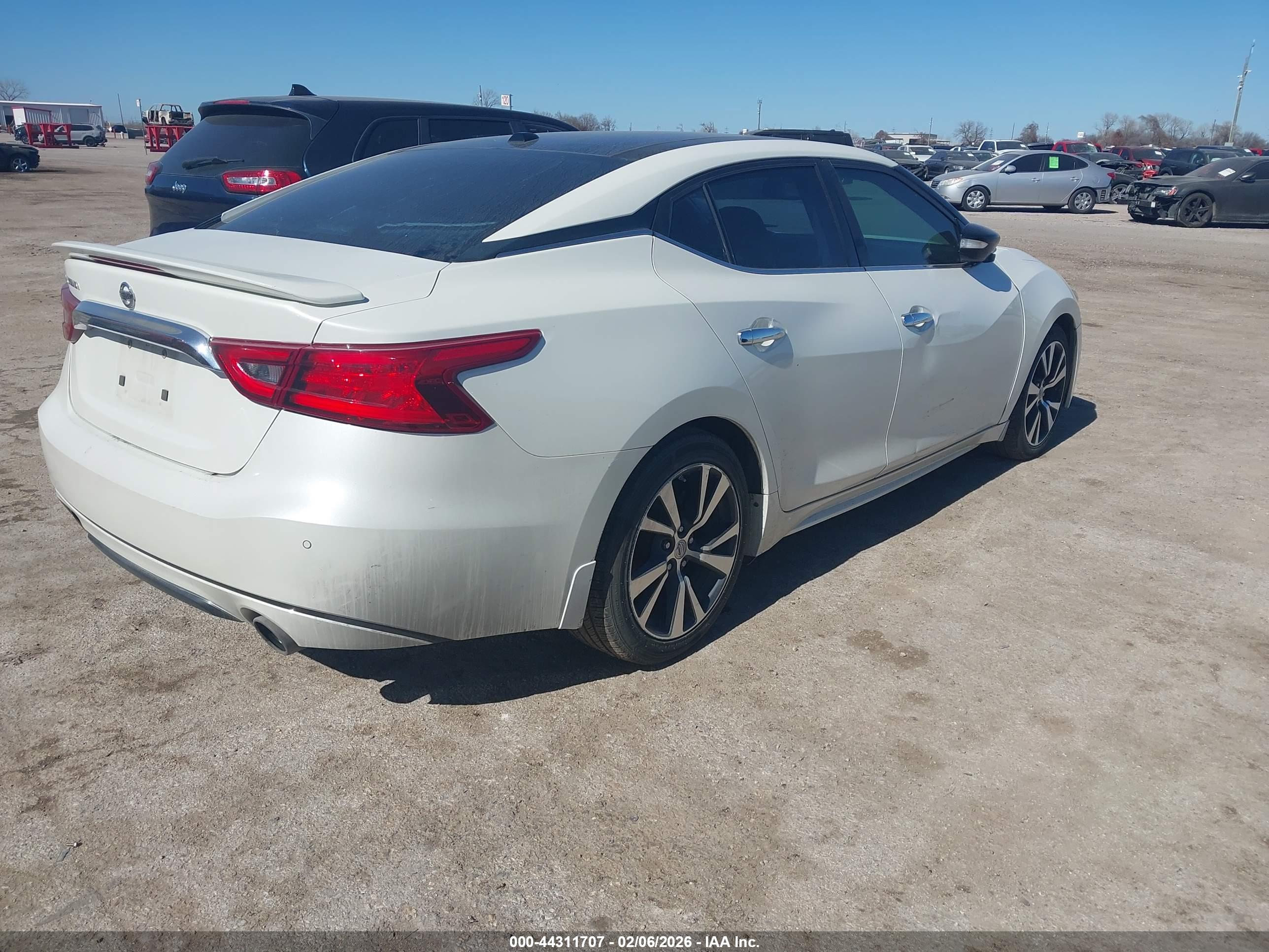 NISSAN MAXIMA image 4