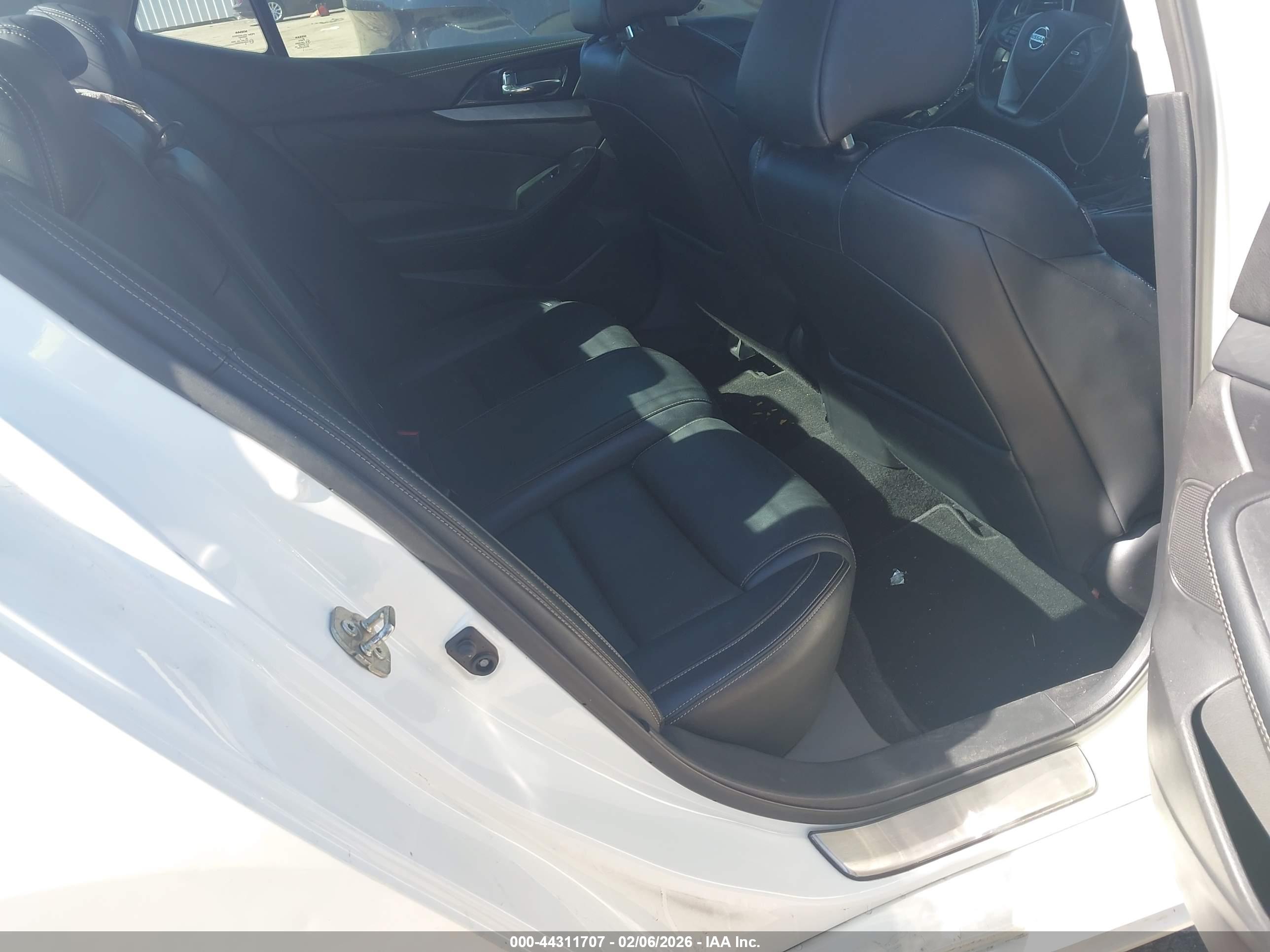 NISSAN MAXIMA image 8