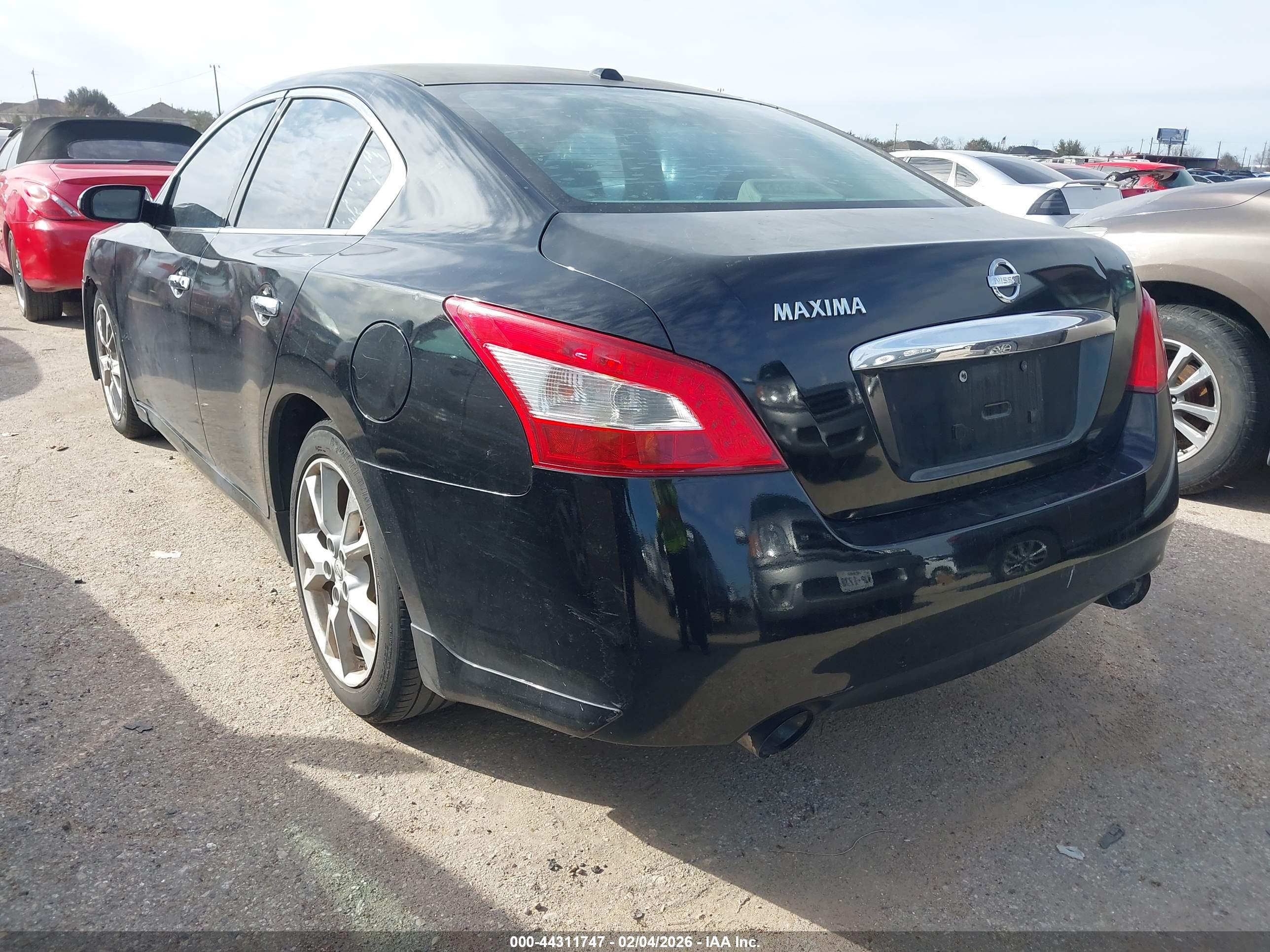 NISSAN MAXIMA image 3
