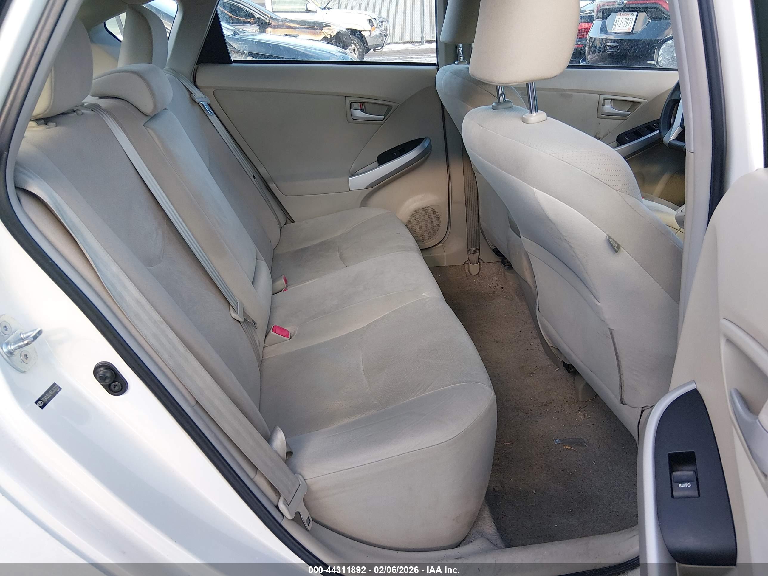 TOYOTA PRIUS image 8