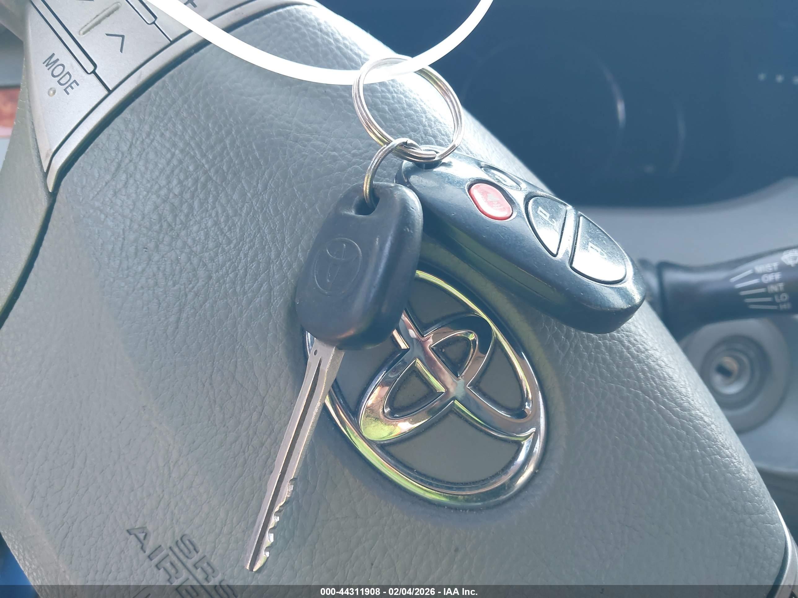 TOYOTA AVALON image 11