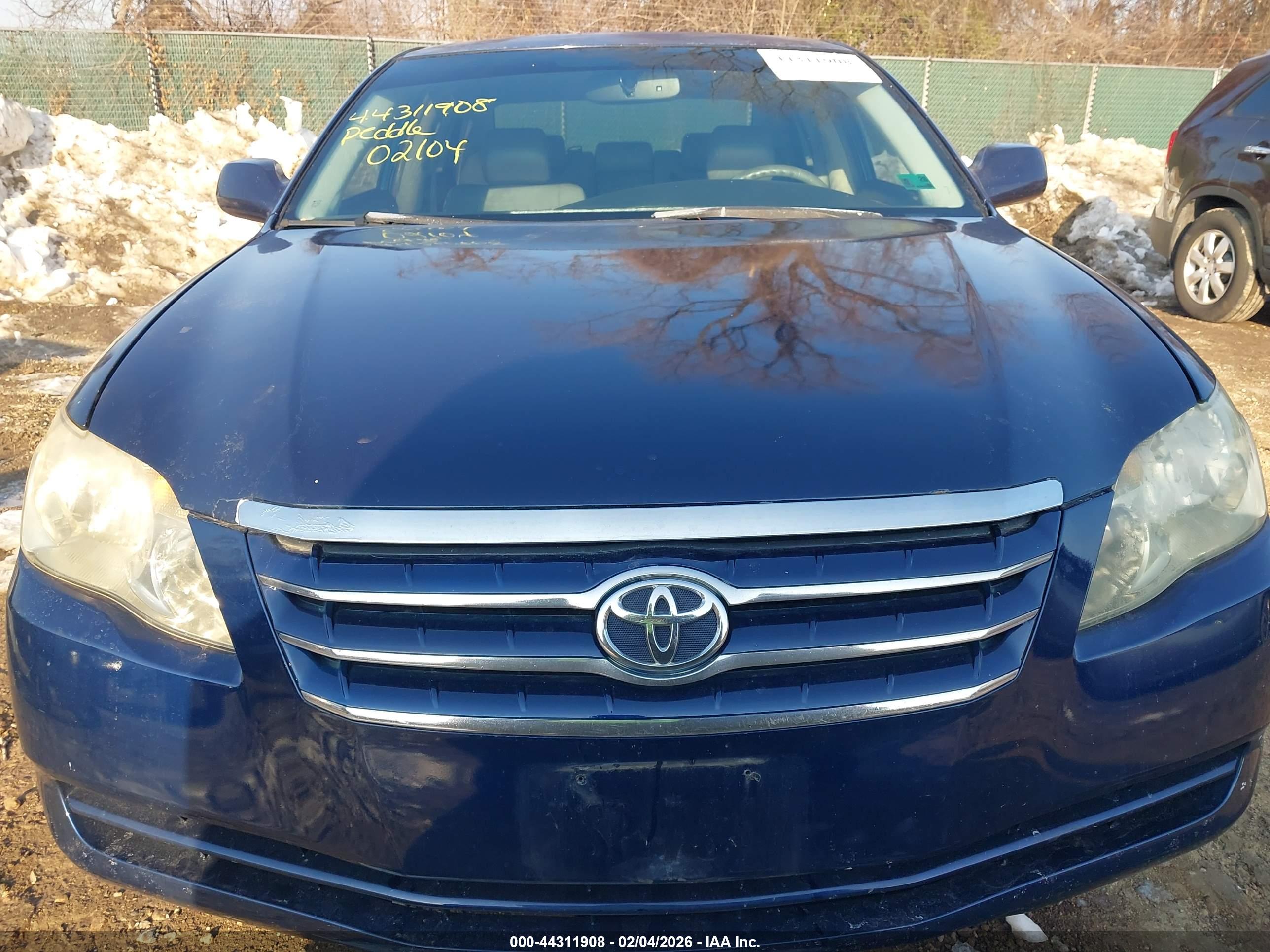 TOYOTA AVALON image 6