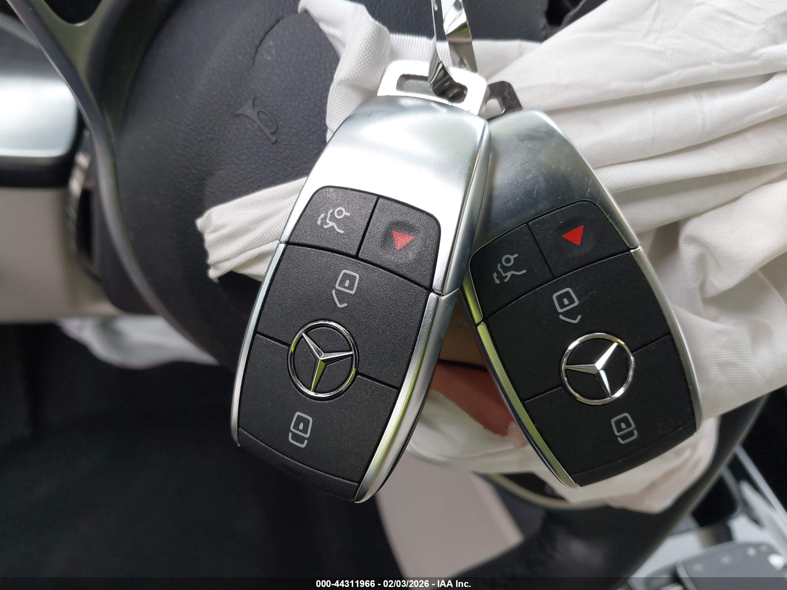 MERCEDES-BENZ GLB image 11