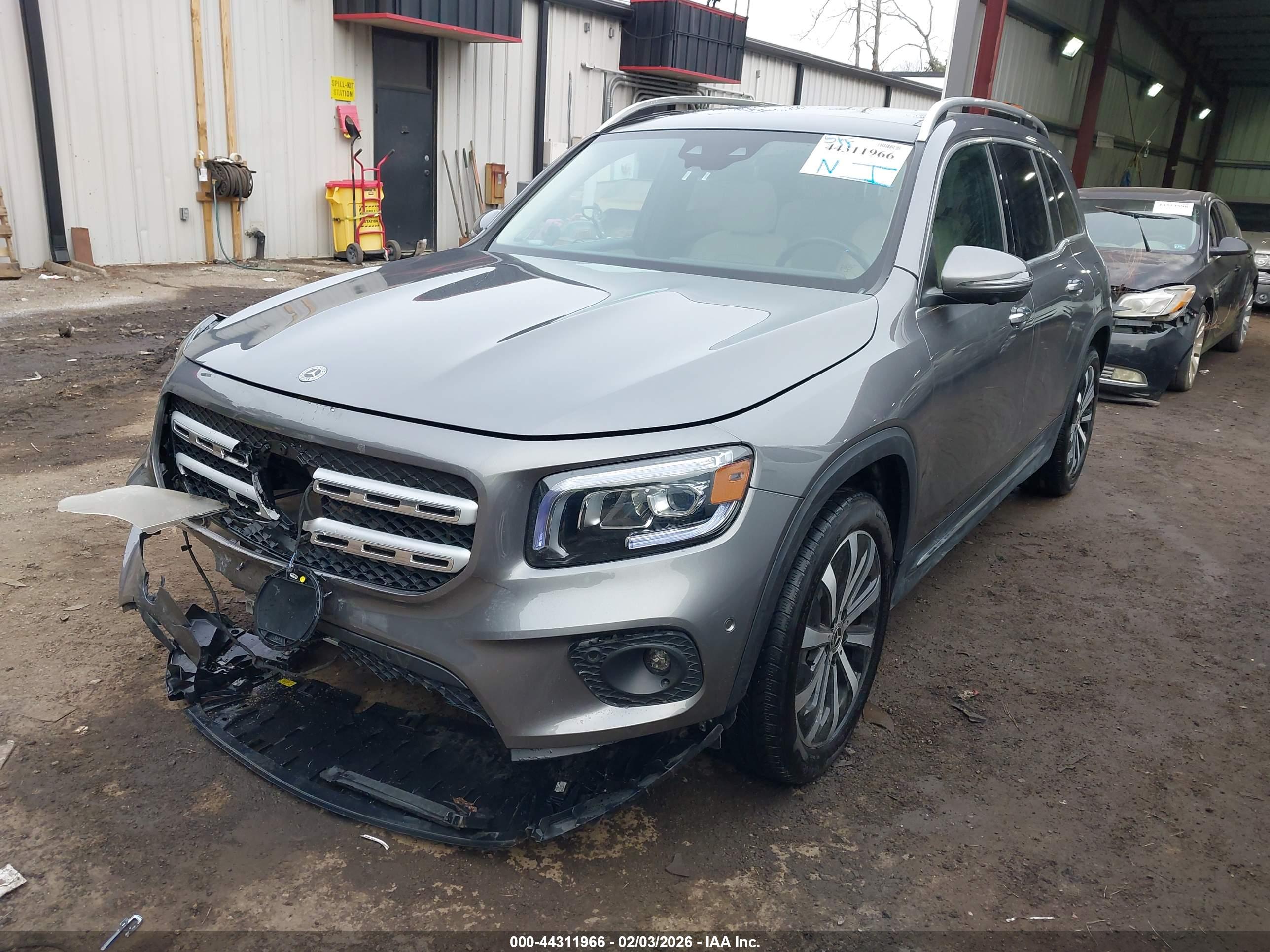 MERCEDES-BENZ GLB image 2