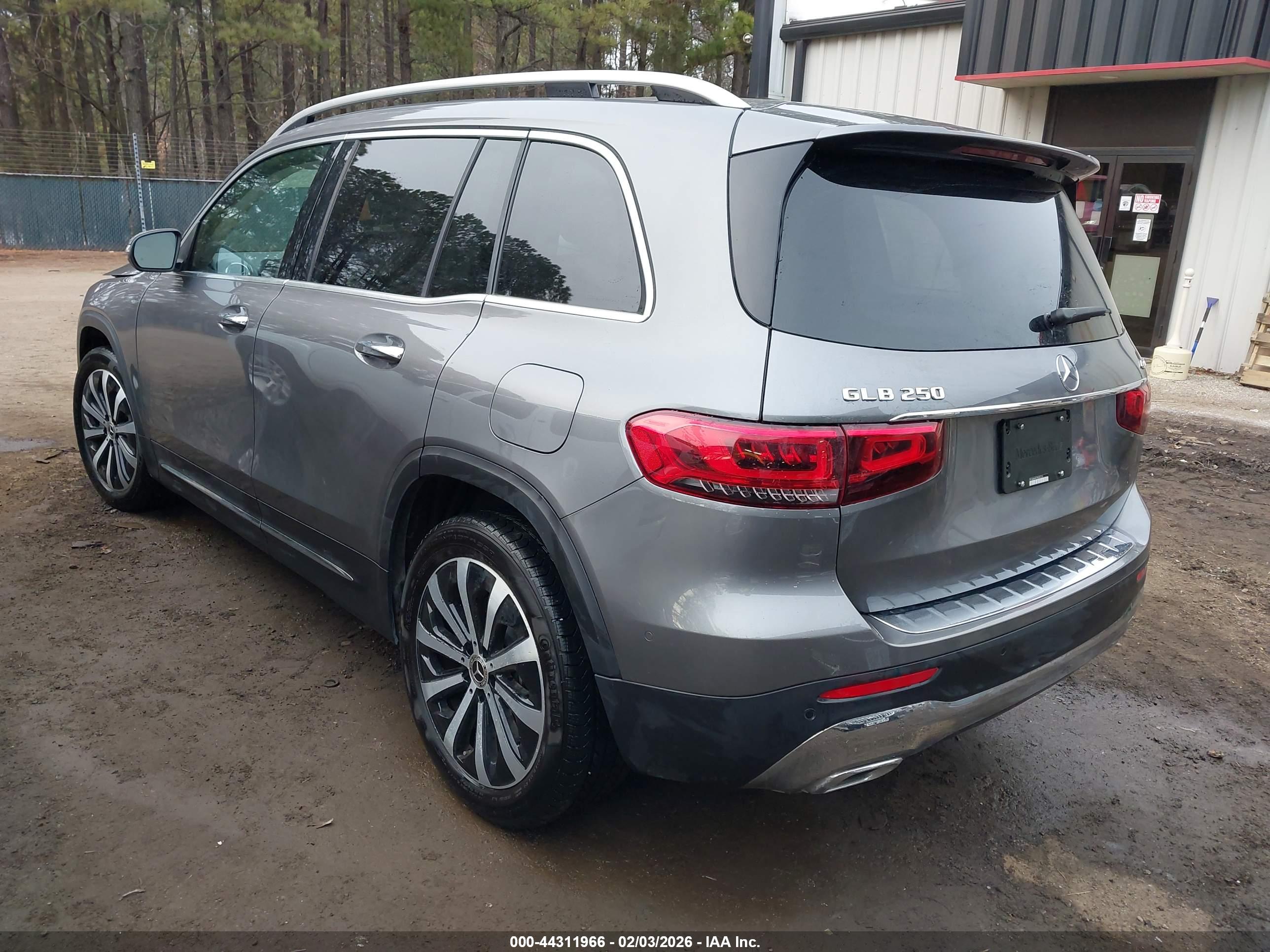 MERCEDES-BENZ GLB image 3