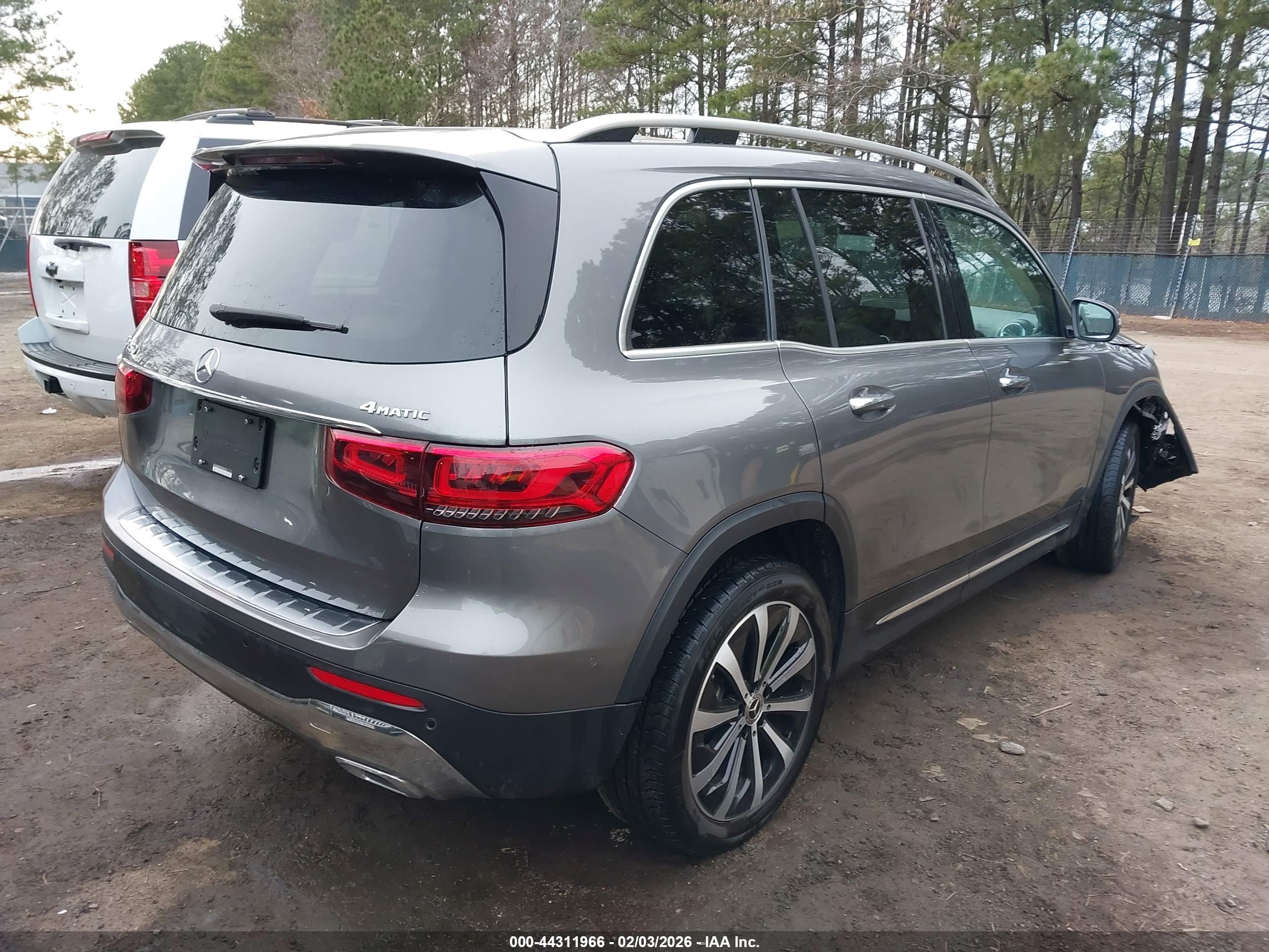 MERCEDES-BENZ GLB image 4
