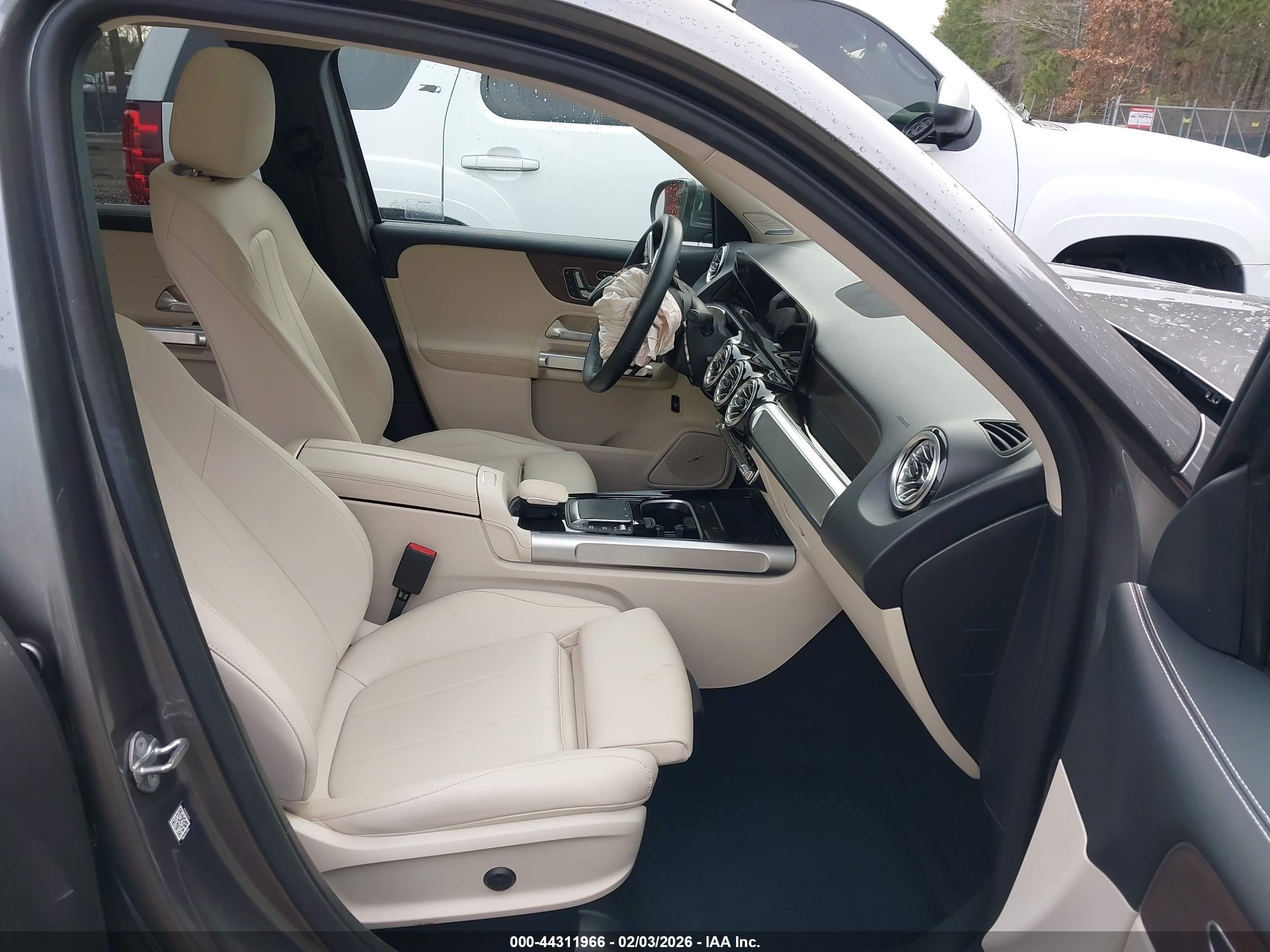 MERCEDES-BENZ GLB image 5