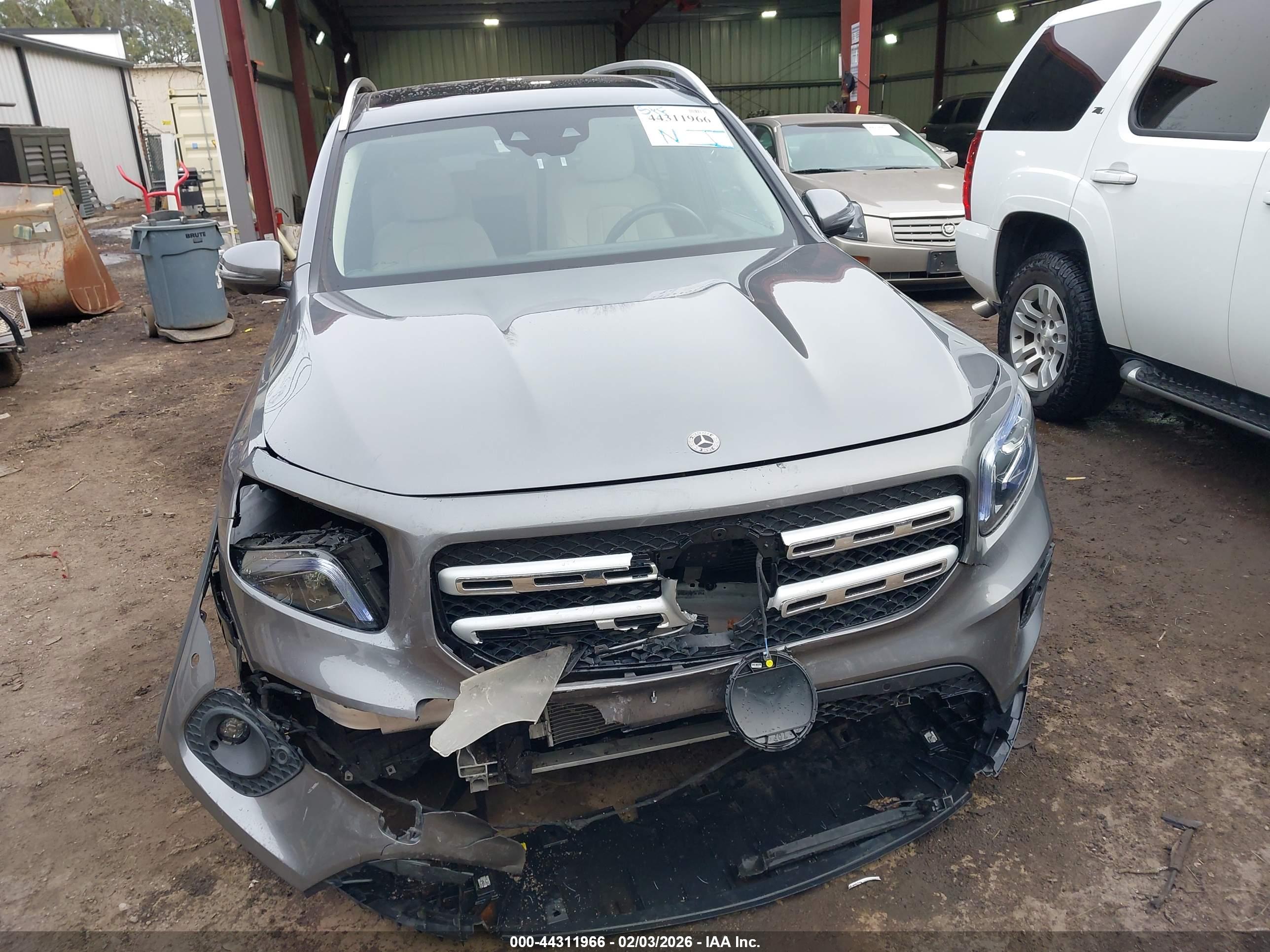 MERCEDES-BENZ GLB image 6