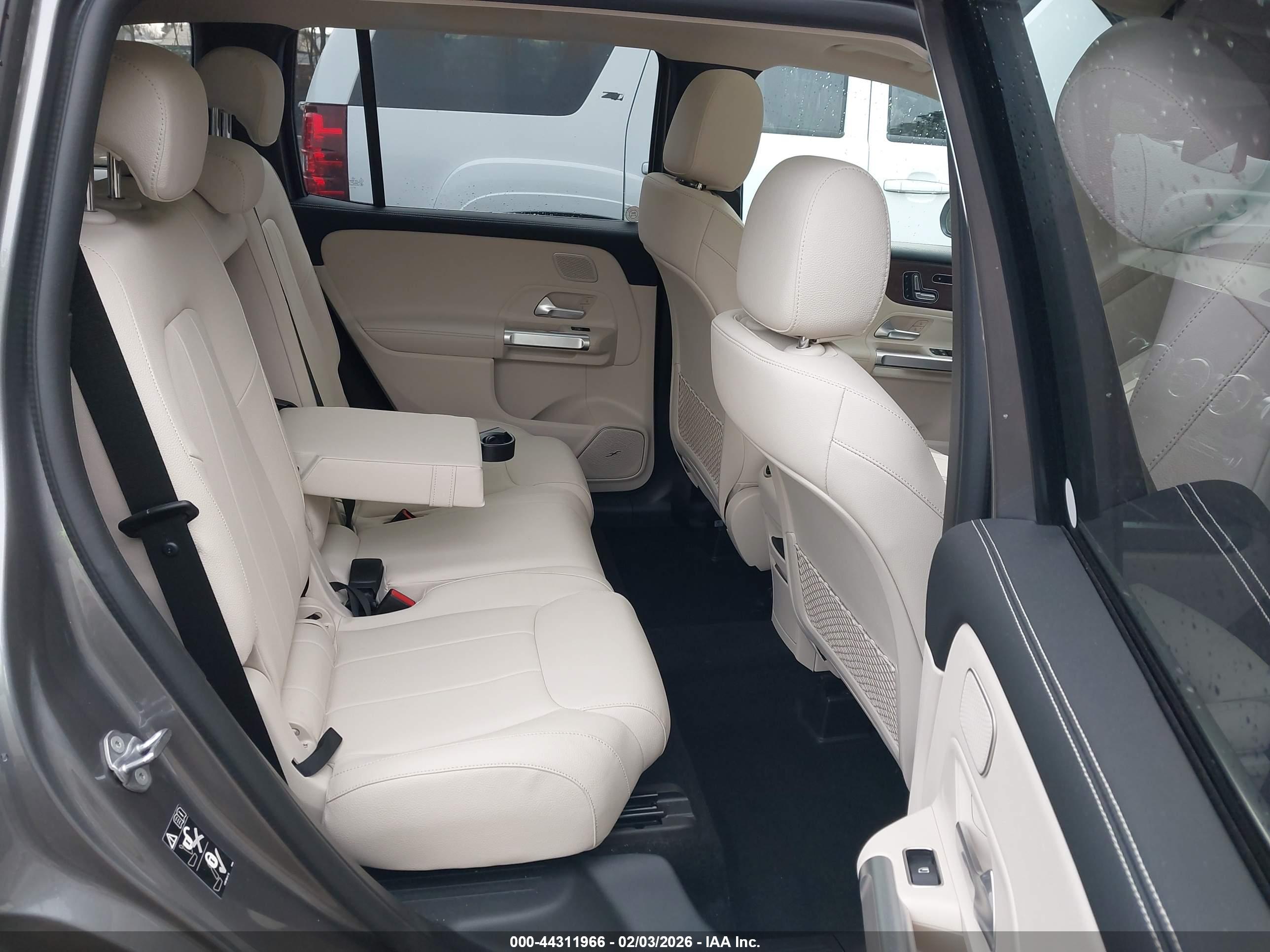 MERCEDES-BENZ GLB image 8