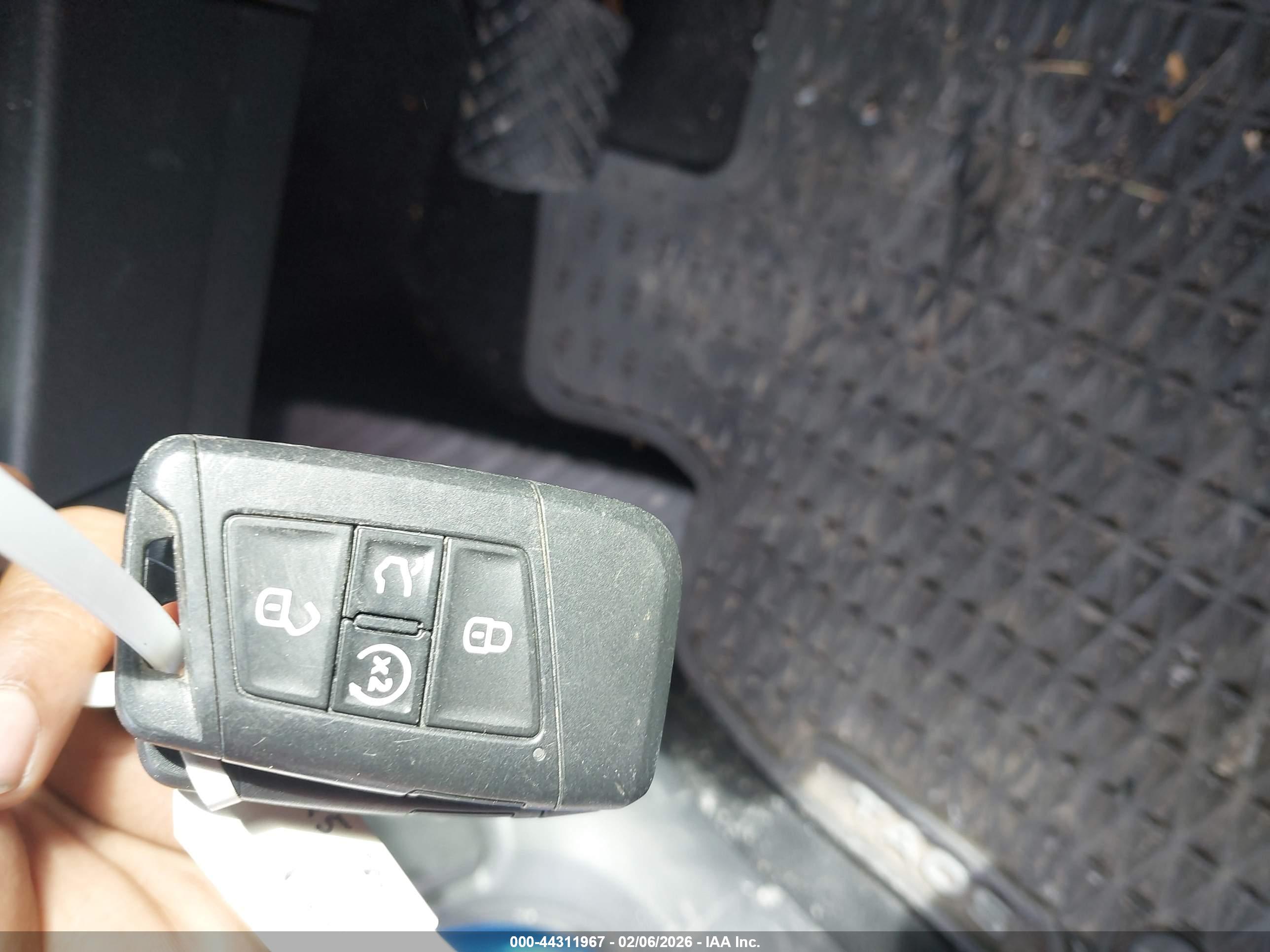 VOLKSWAGEN TAOS image 11