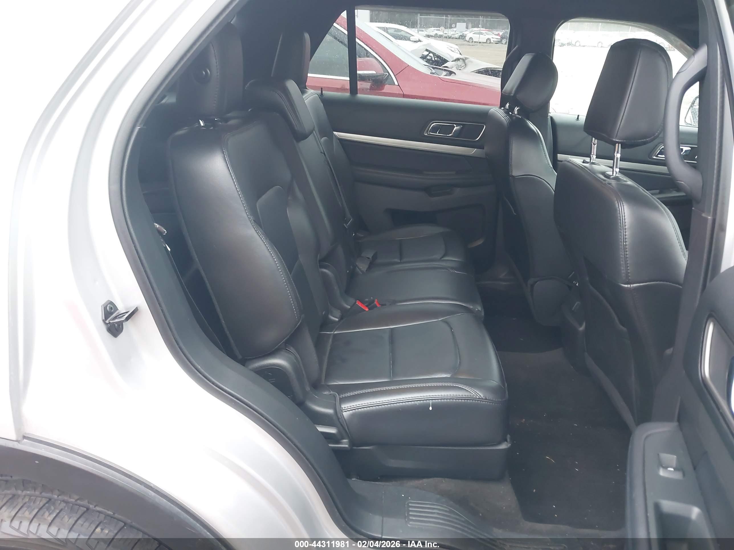 FORD EXPLORER image 8
