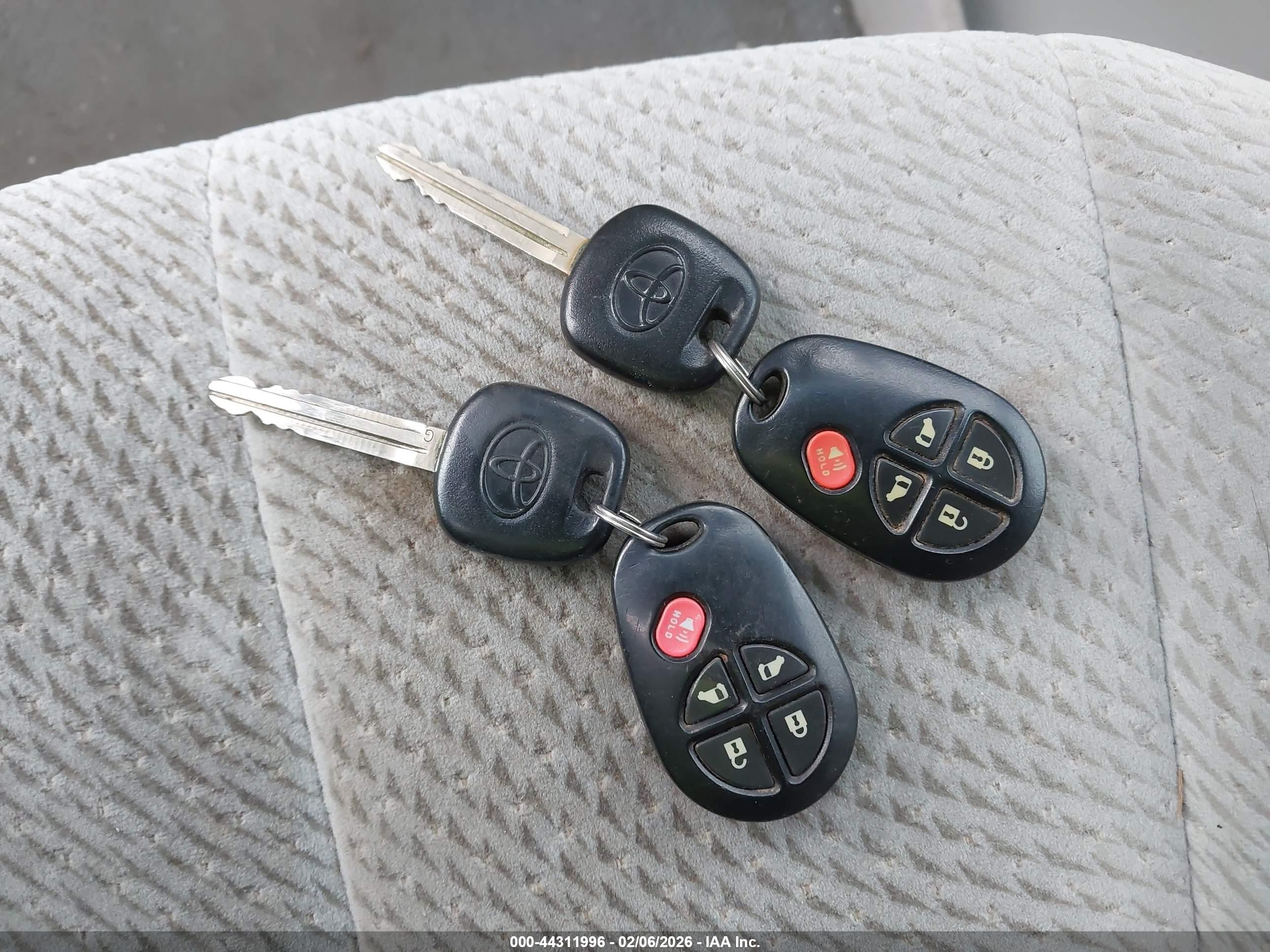 TOYOTA SIENNA image 11