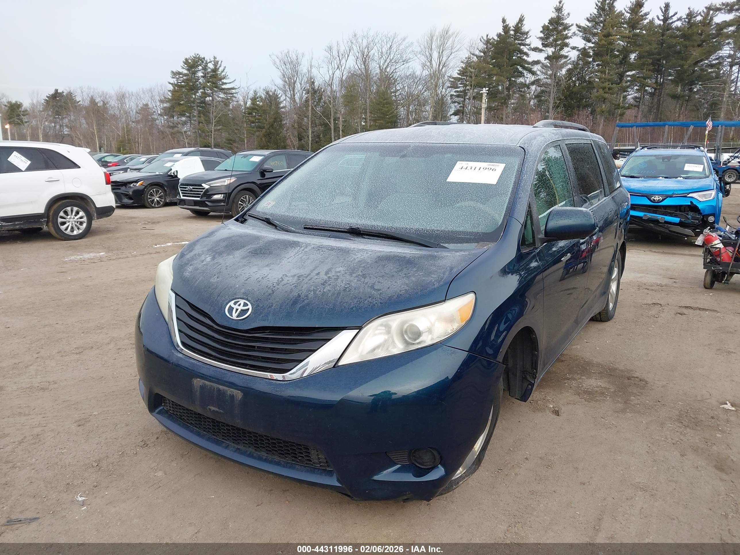 TOYOTA SIENNA image 2