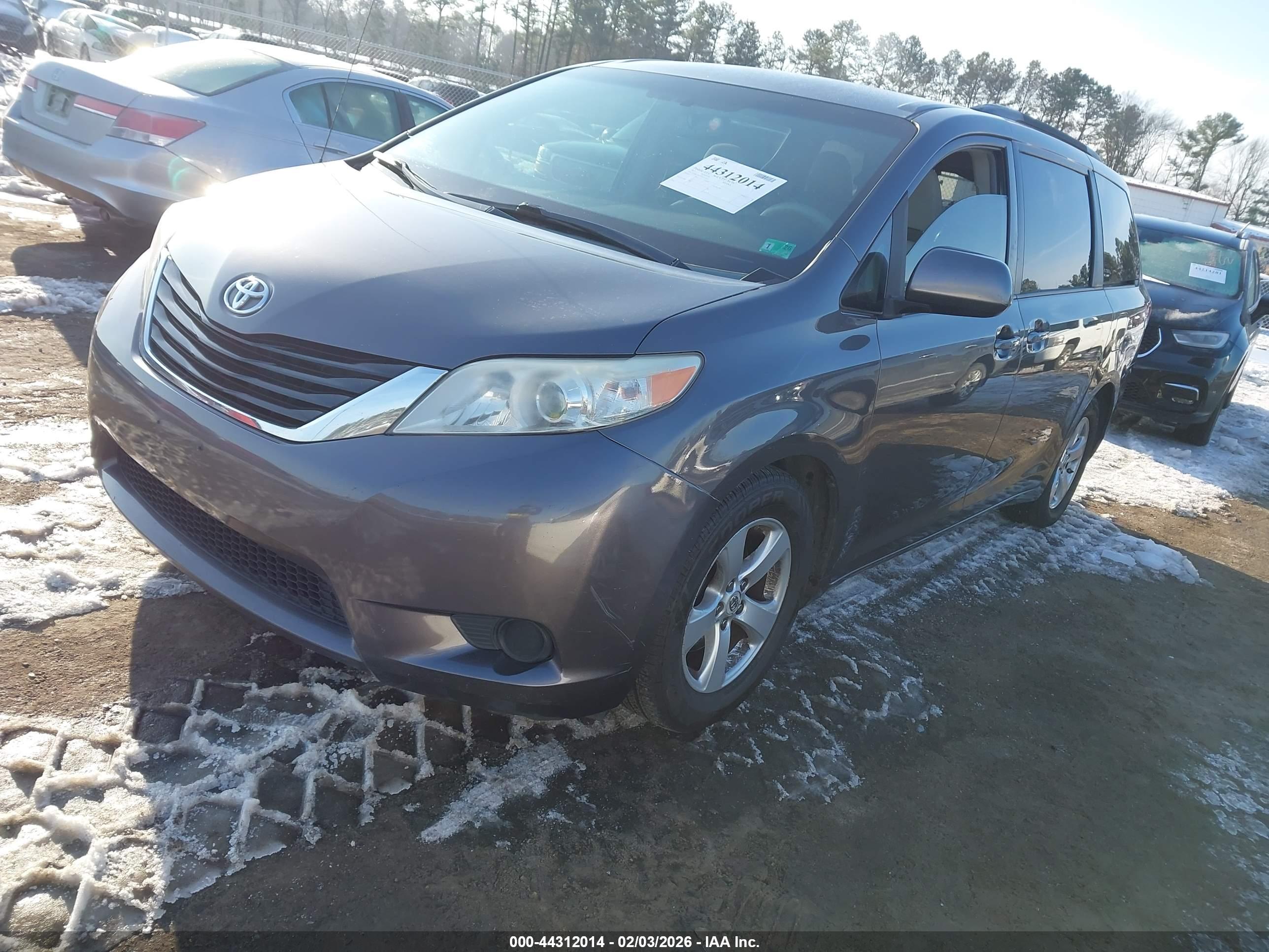TOYOTA SIENNA image 2