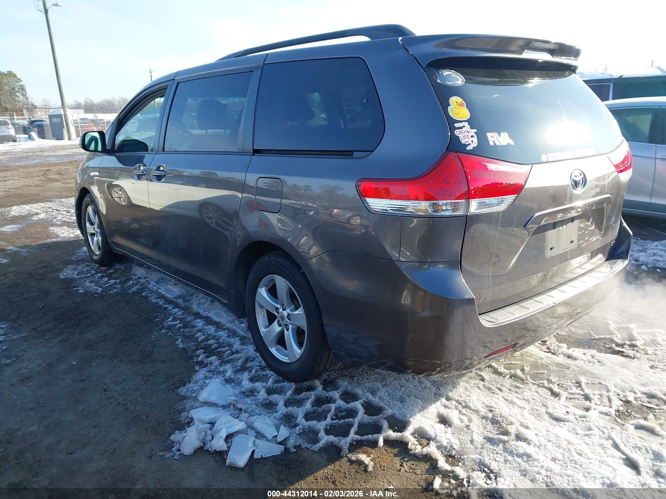 TOYOTA SIENNA image 3