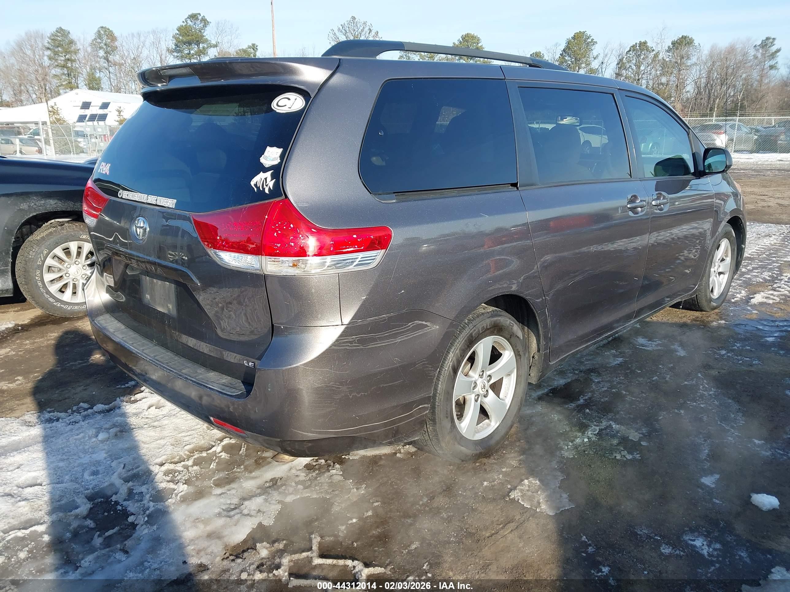 TOYOTA SIENNA image 4