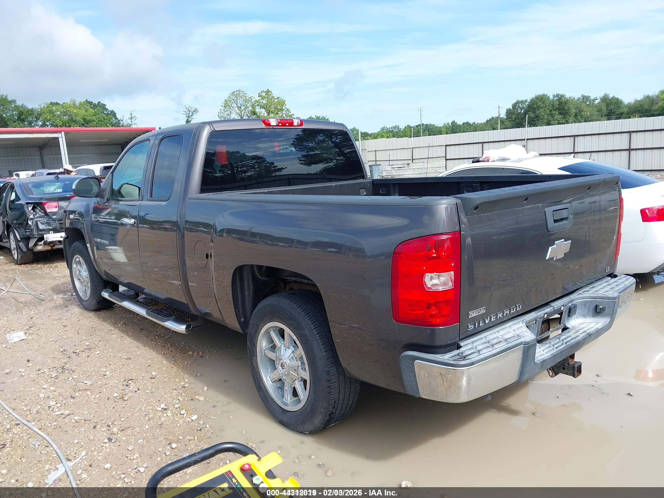 CHEVROLET SILVERADO image 3