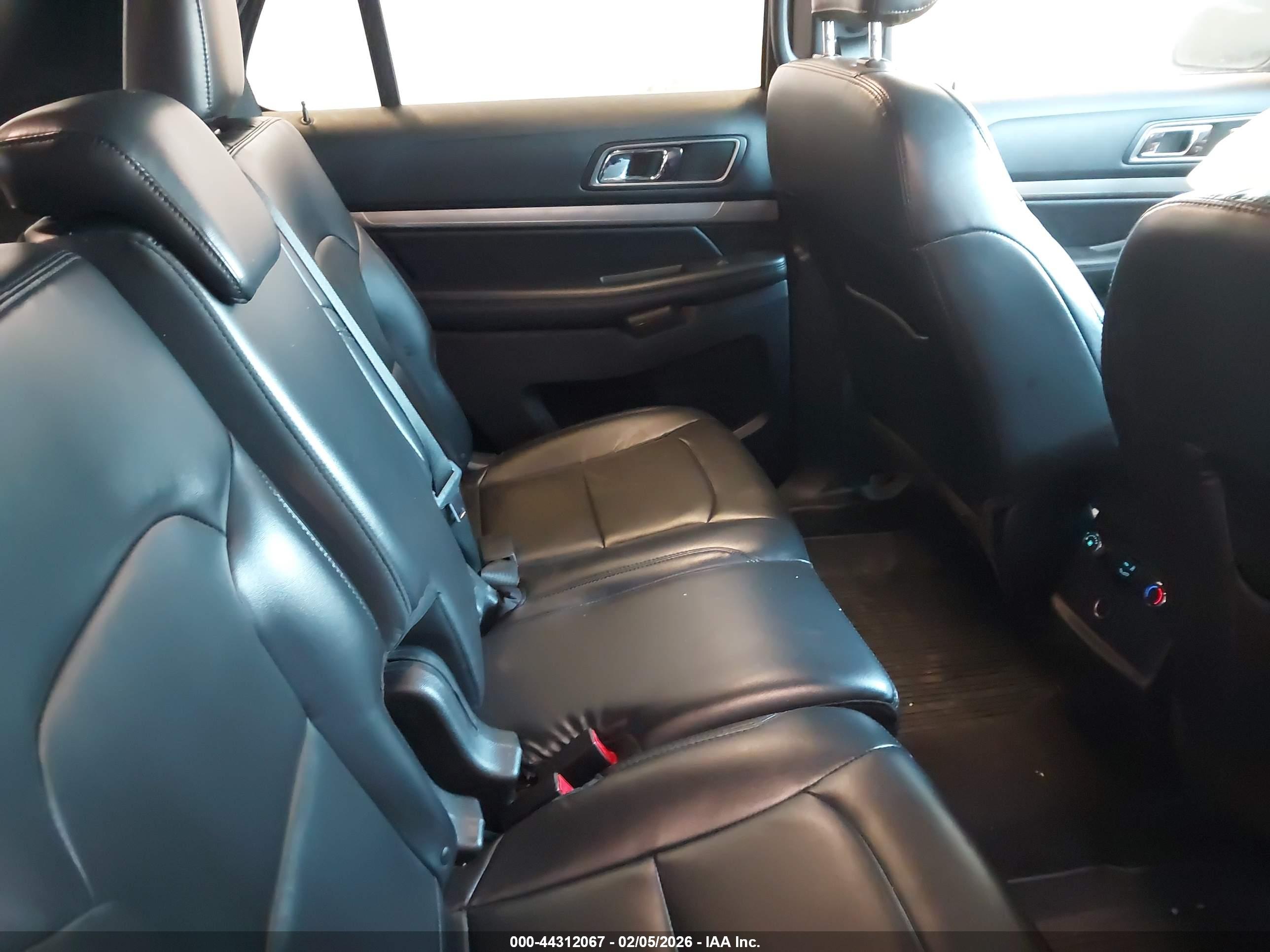 FORD EXPLORER image 8
