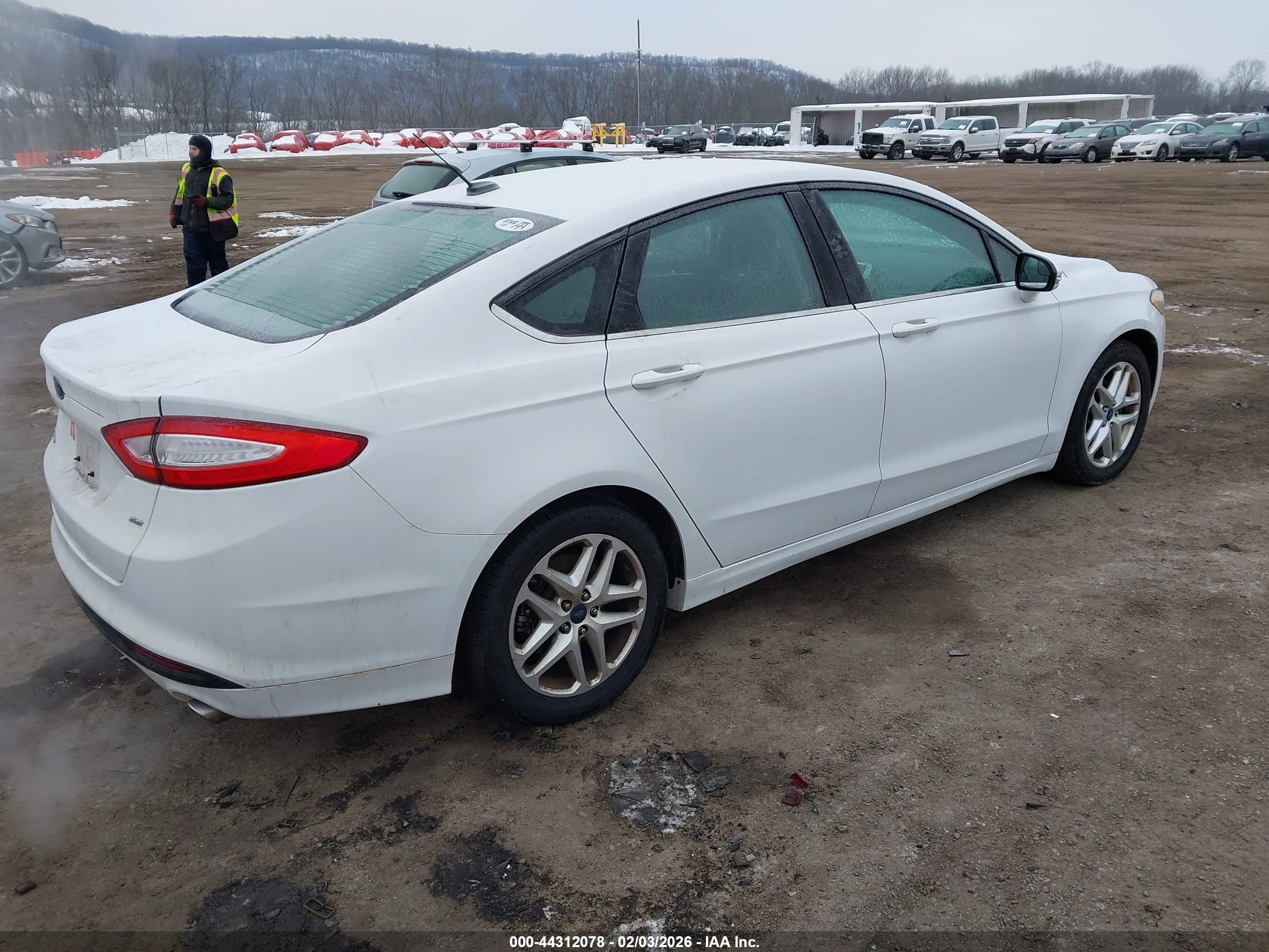 FORD FUSION image 4