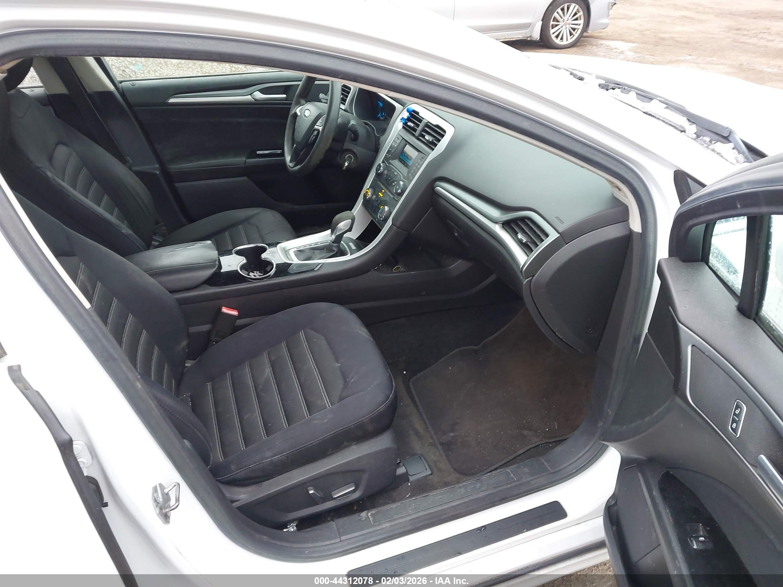 FORD FUSION image 5