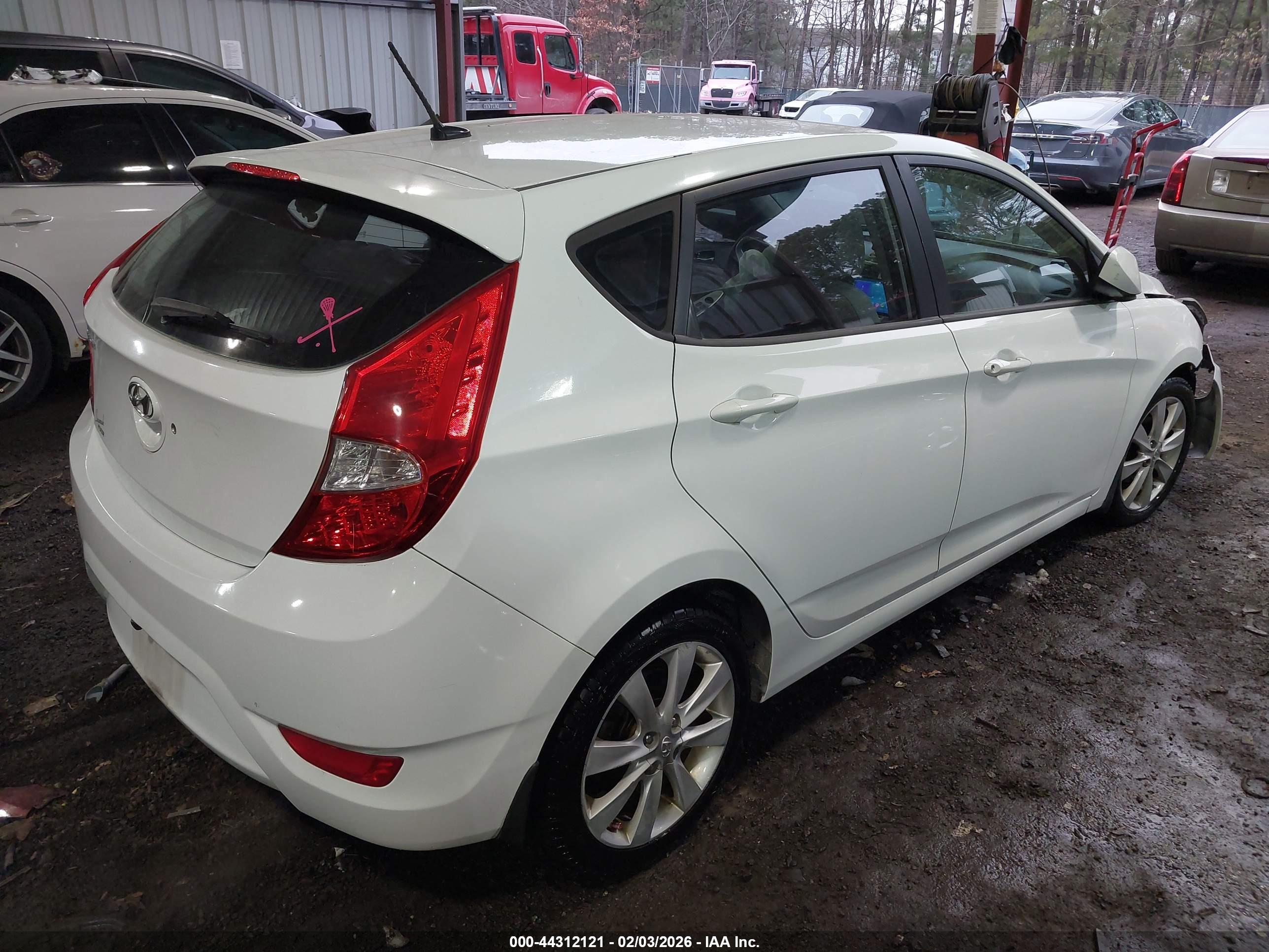 HYUNDAI ACCENT image 4